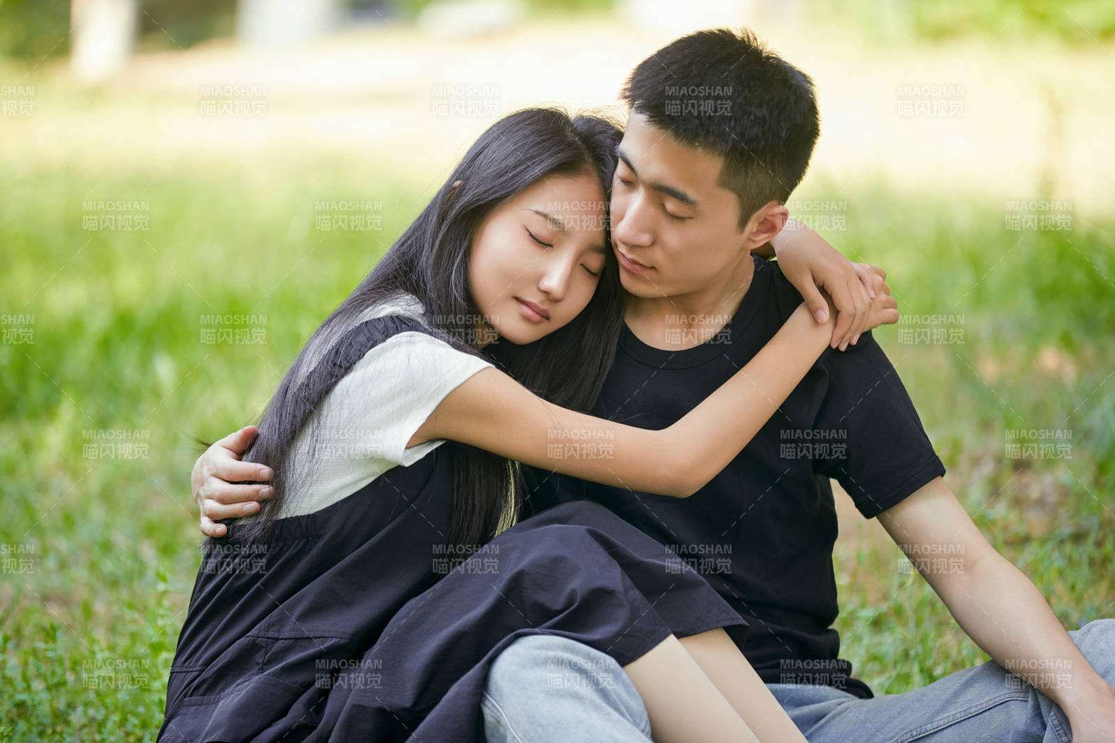 户外草坪上的恩爱年轻情侣