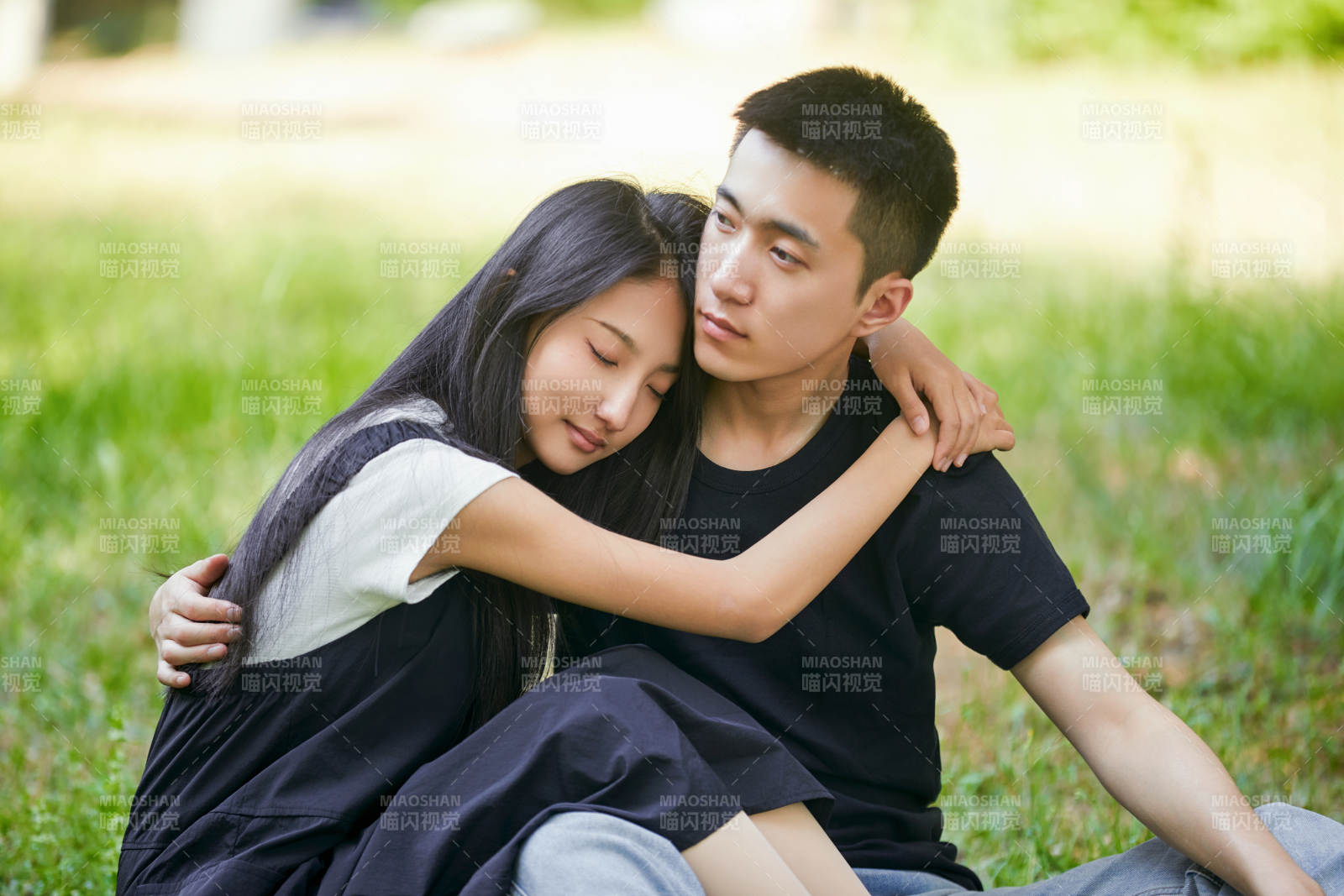 戶外草坪上的恩愛(ài)年輕情侶