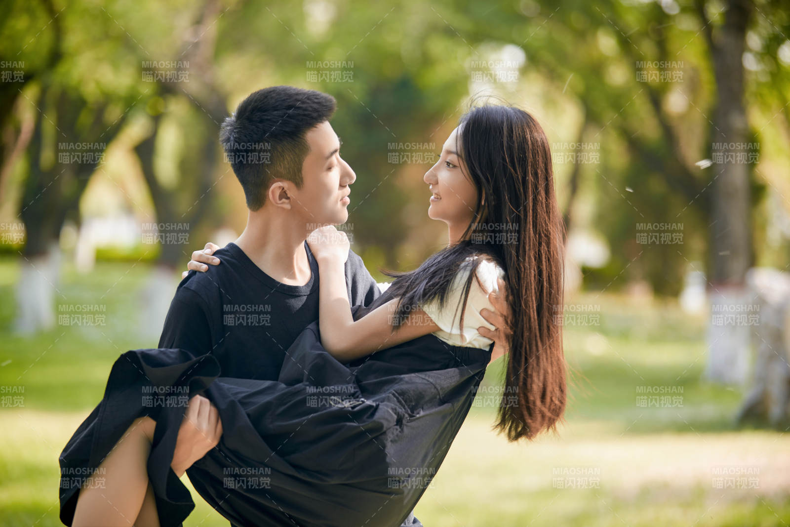 户外草坪上的恩爱年轻情侣