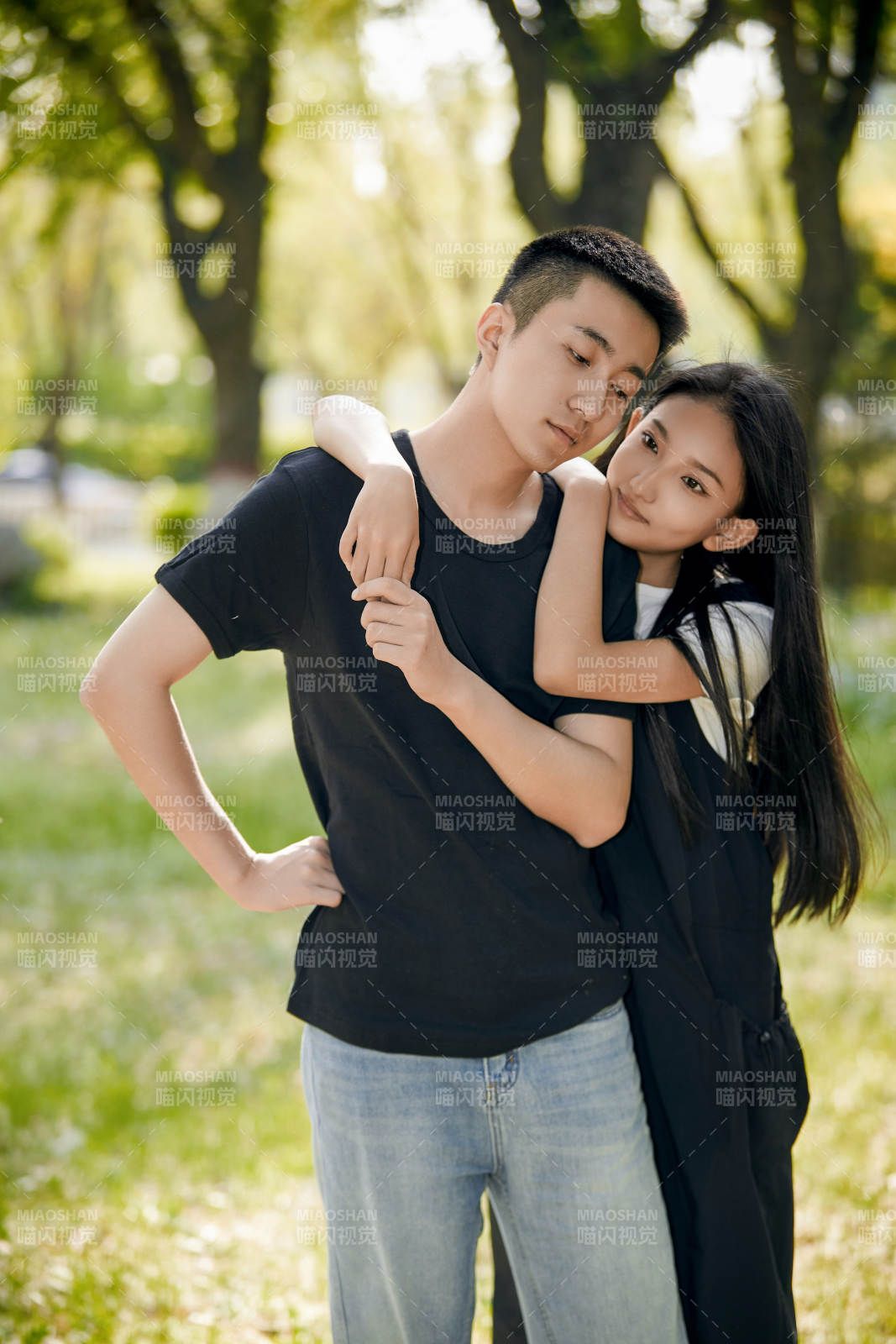 戶外草坪上的恩愛(ài)年輕情侶