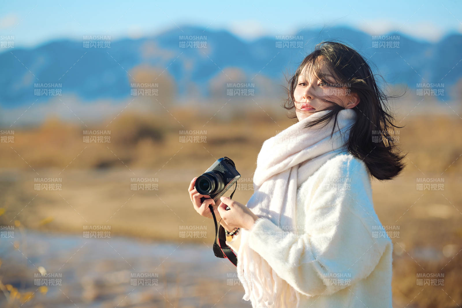 深秋户外手持相机的亚洲女性摄影师