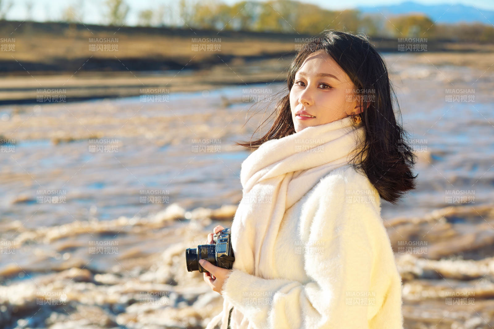 深秋戶外手持相機的亞洲女性攝影師