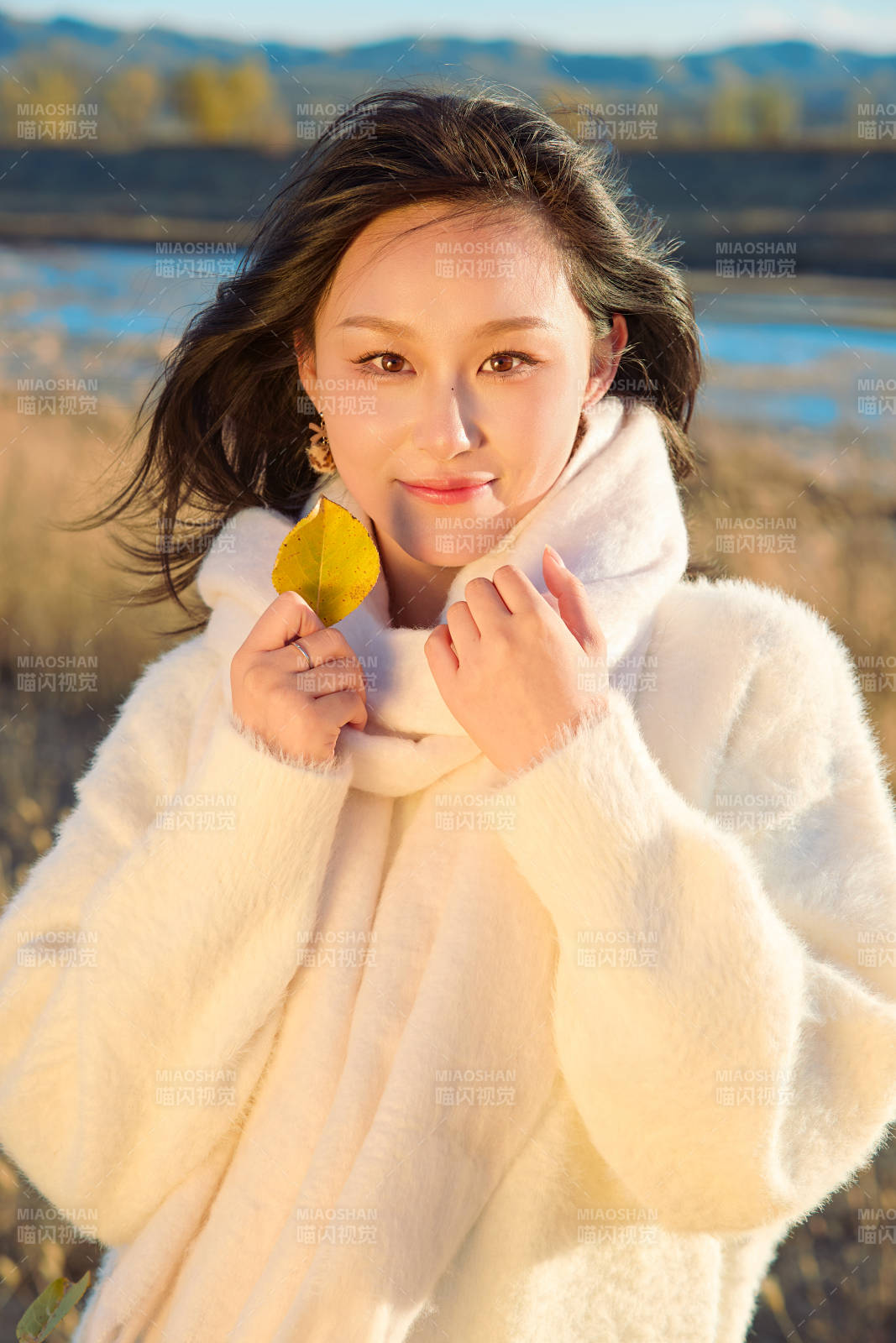 秋天午后在金灿灿的芦苇荡里的亚洲美女