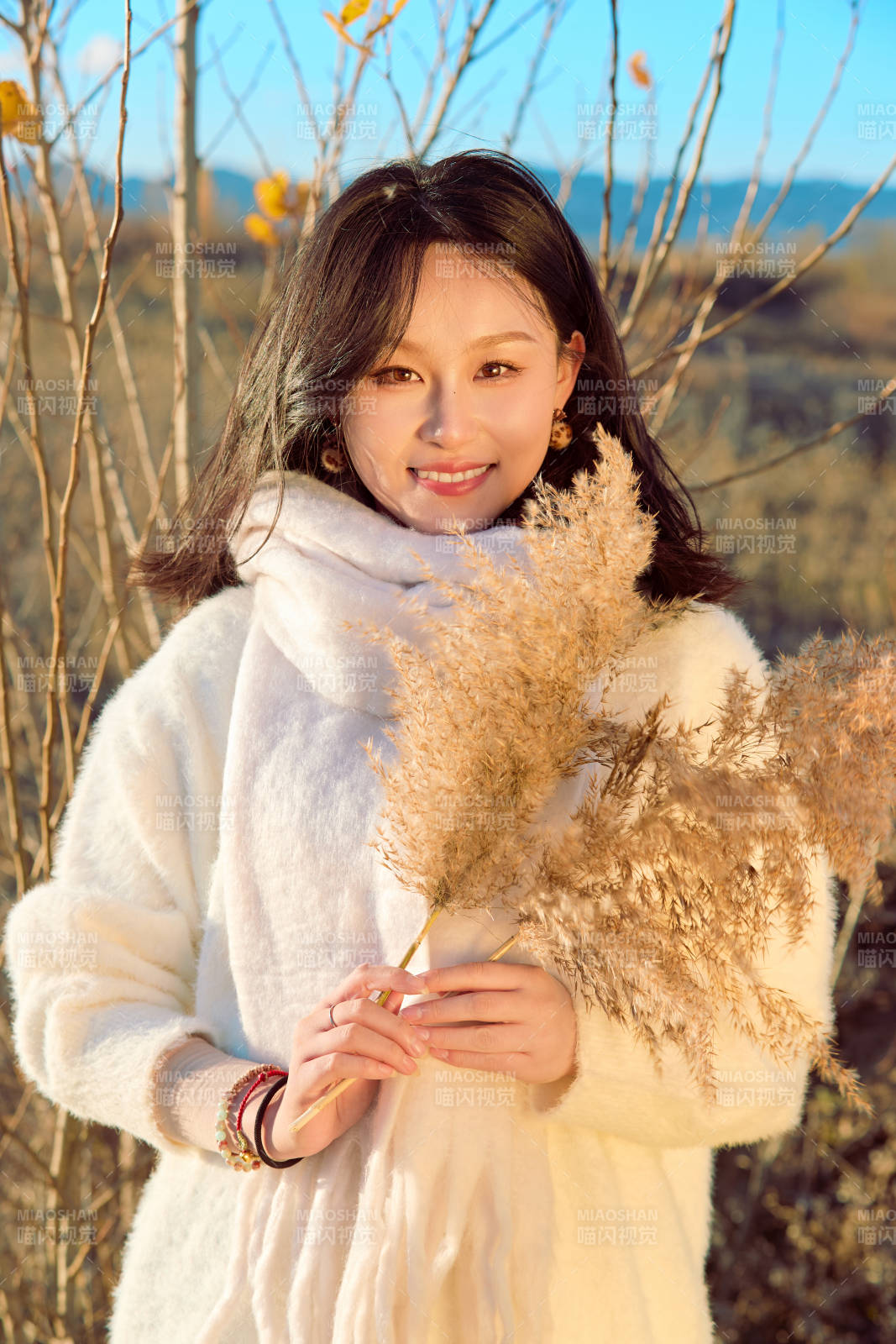 秋天午后在金灿灿的芦苇荡里的亚洲美女