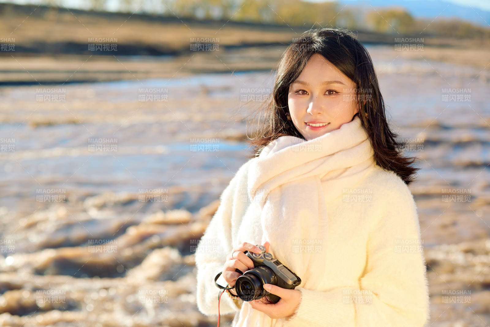 深秋户外手持相机的亚洲女性摄影师