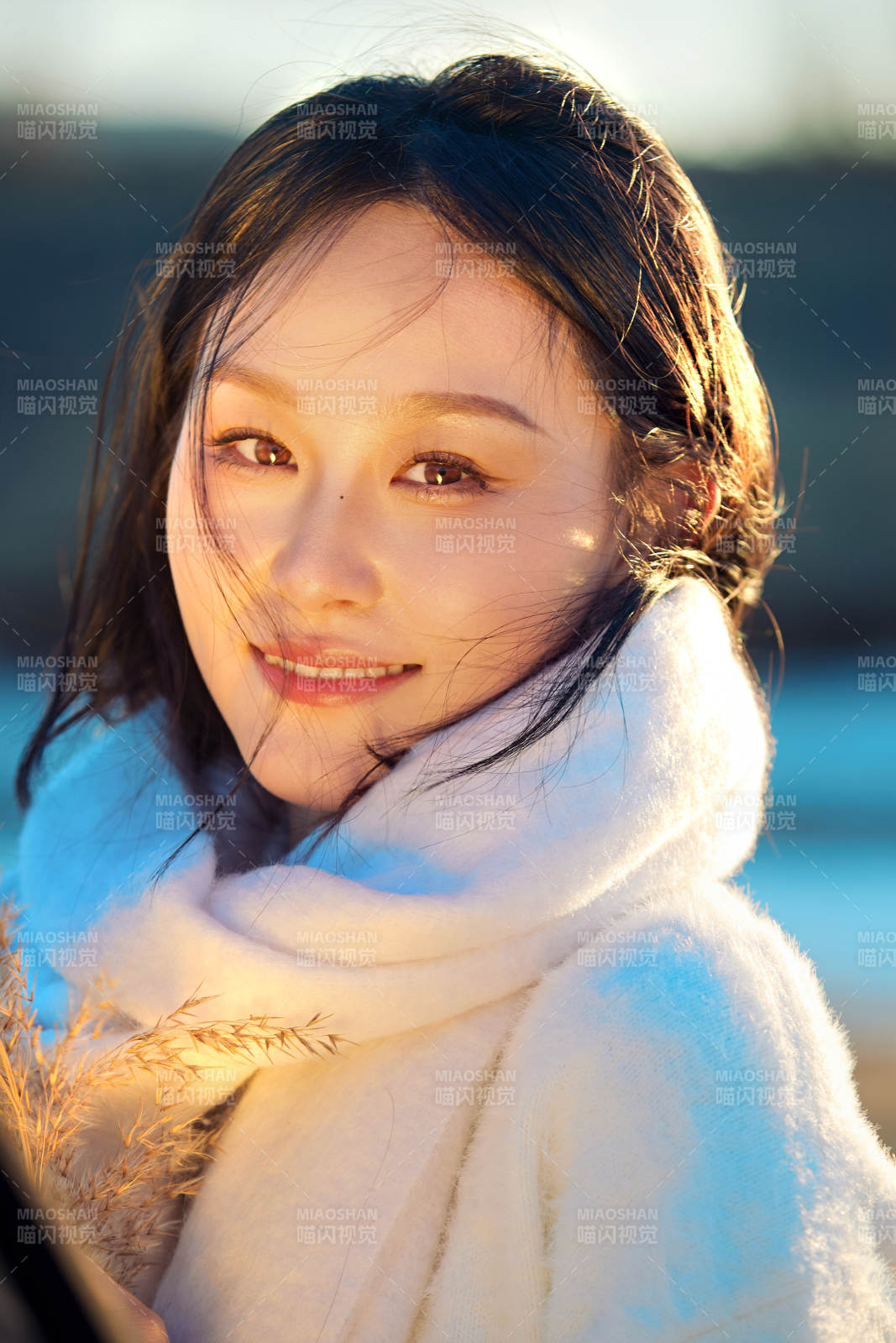 秋天在夕阳下的原野河边拍照的美女