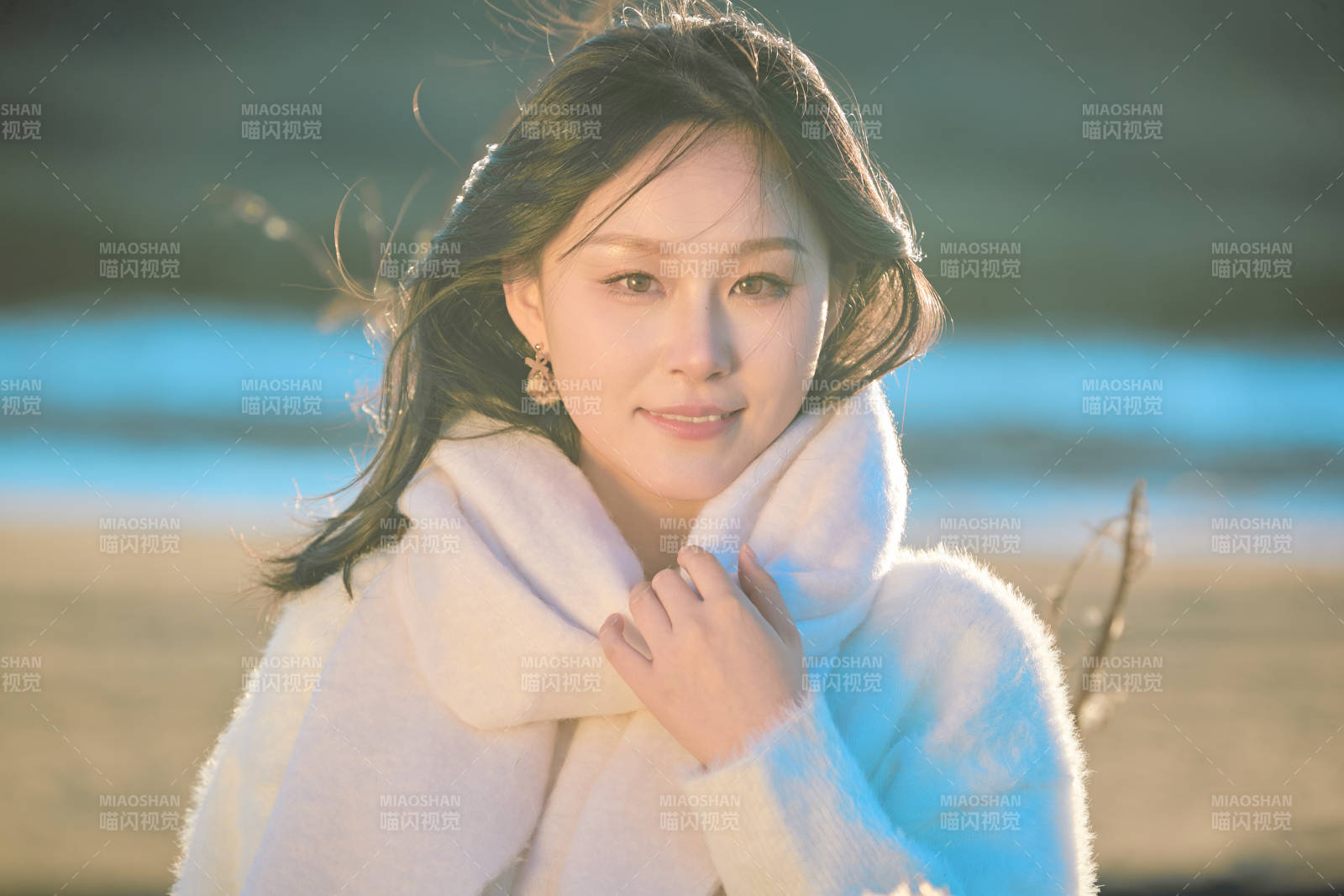 秋天在夕陽下的原野河邊拍照的美女