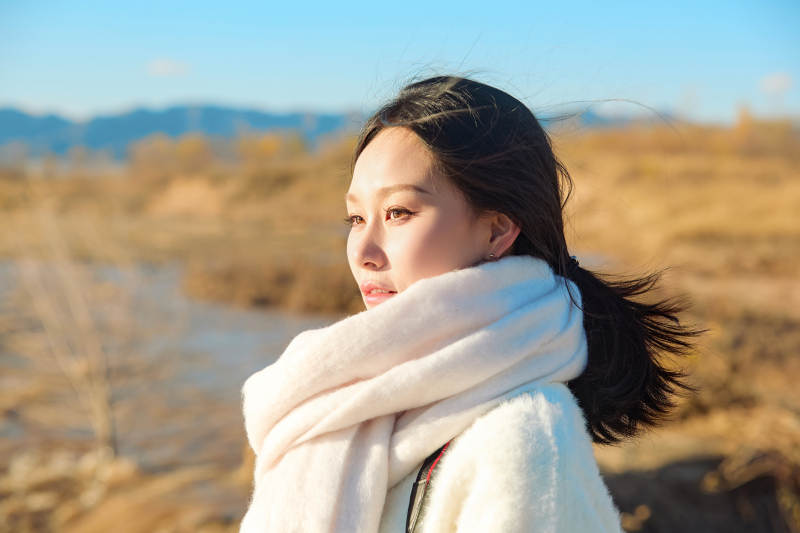 午后在蕭瑟深秋的戶外的東方美女