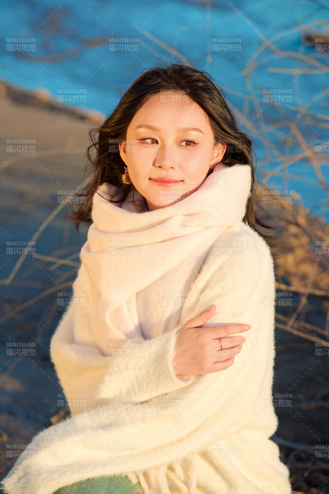 秋天在夕阳下的原野河边拍照的美女