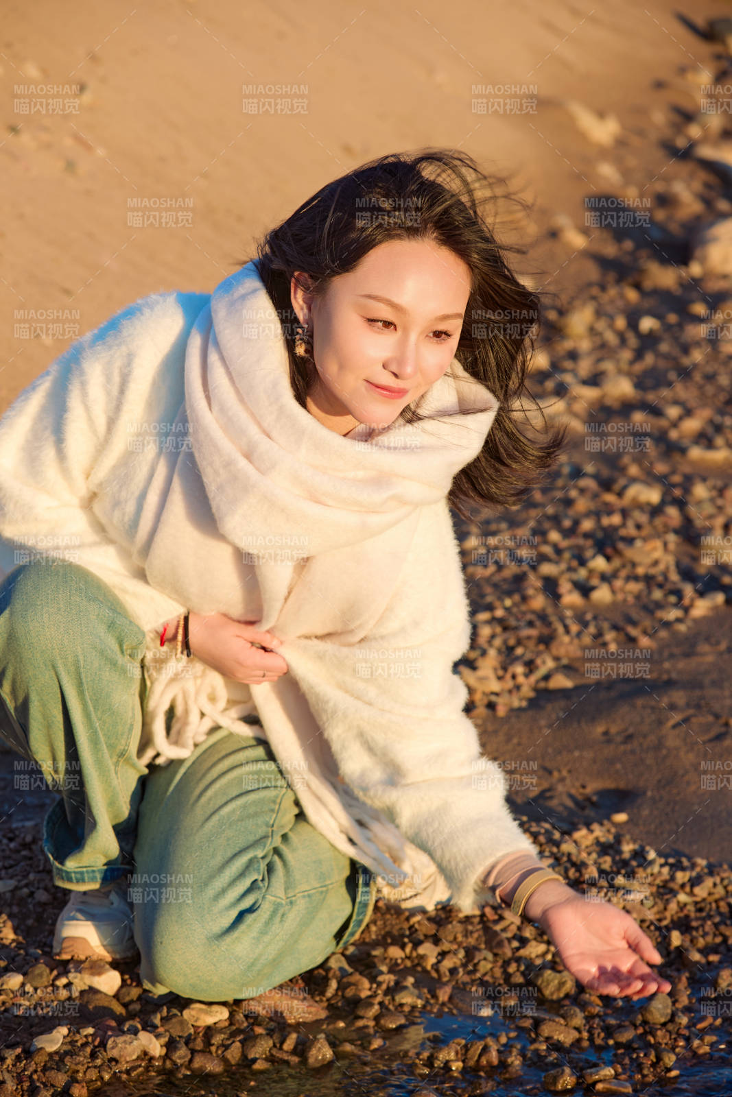 深秋夕阳下在户外河水边的东方女性