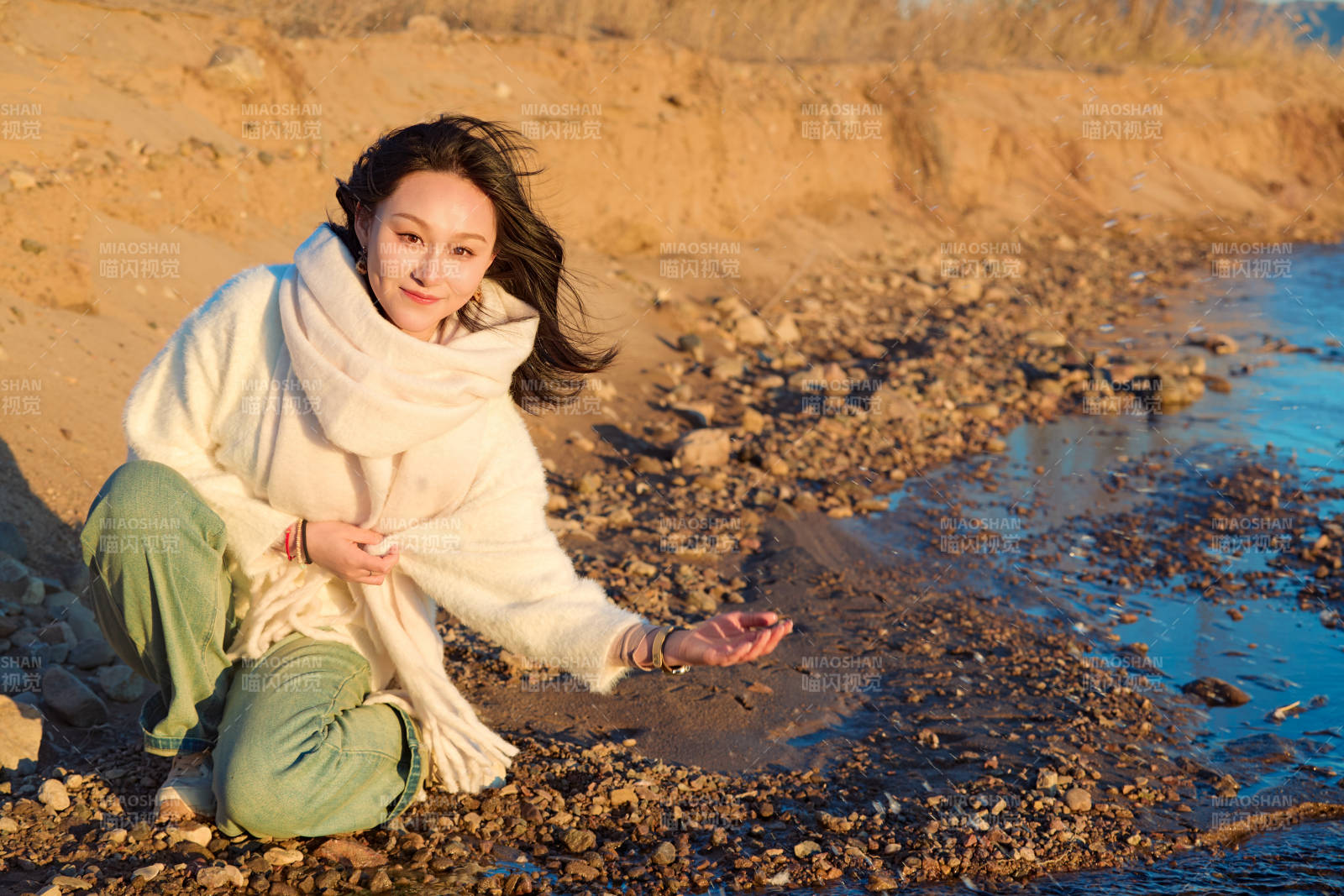 深秋夕阳下在户外河水边的东方女性