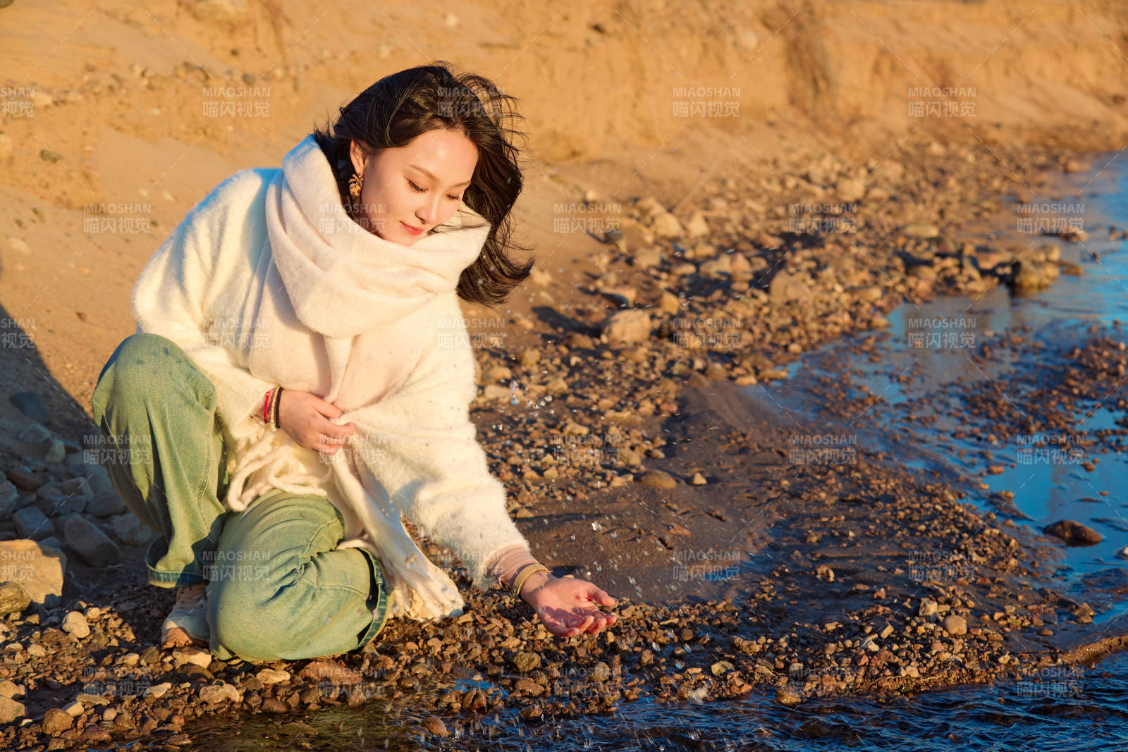 深秋夕阳下在户外河水边的东方女性