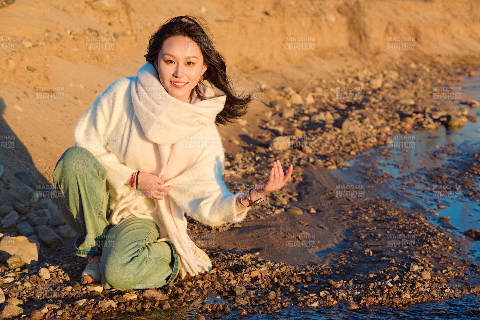 深秋夕陽下在戶外河水邊的東方女性
