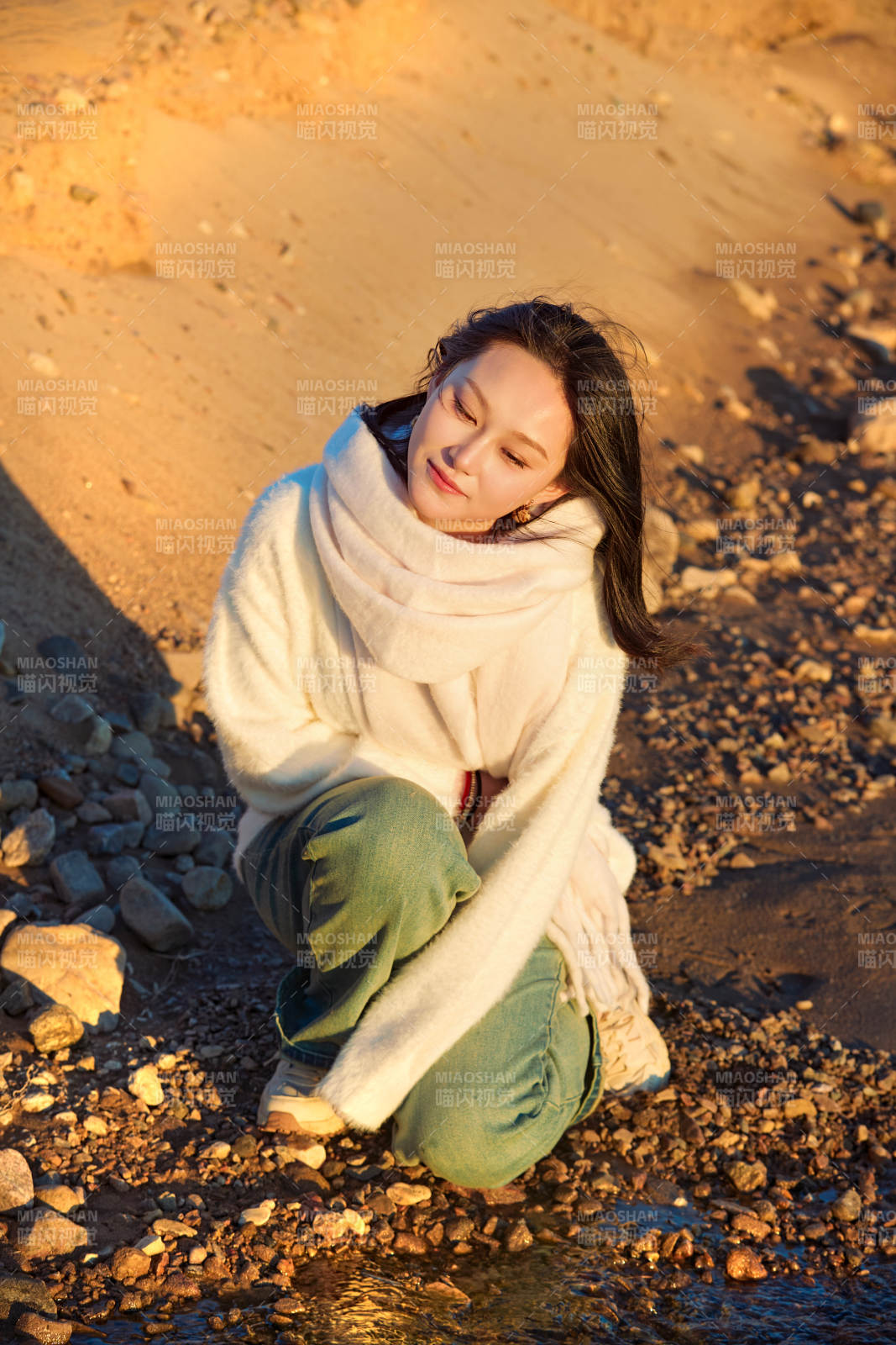 深秋夕阳下在户外河水边的东方女性