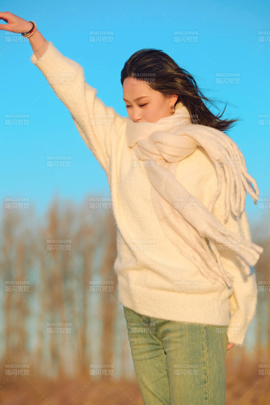 深秋夕阳下在户外河水边的东方女性