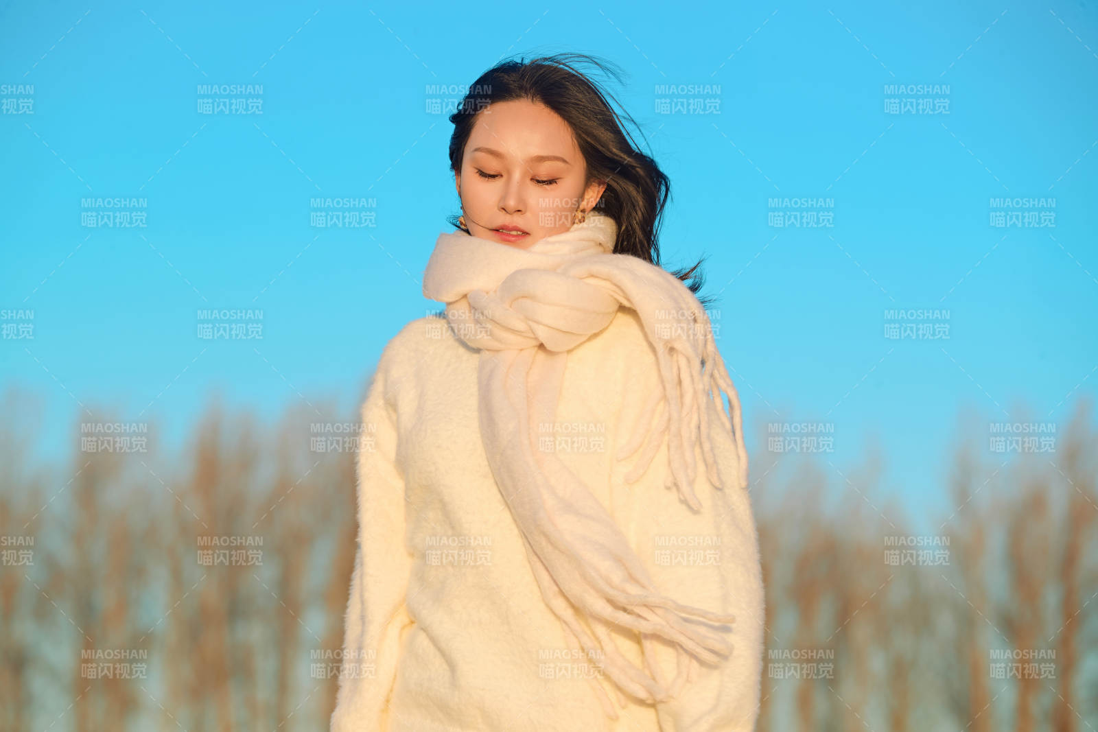 深秋夕阳下在户外河水边的东方女性