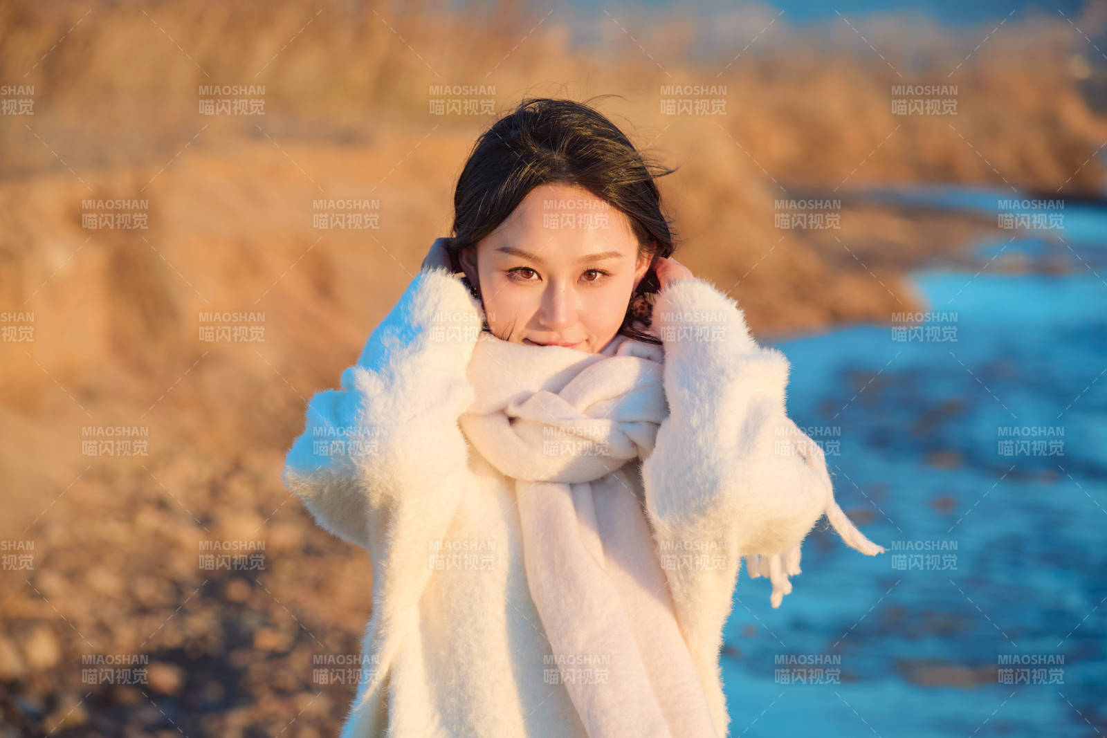 深秋夕阳下在户外河水边的东方女性