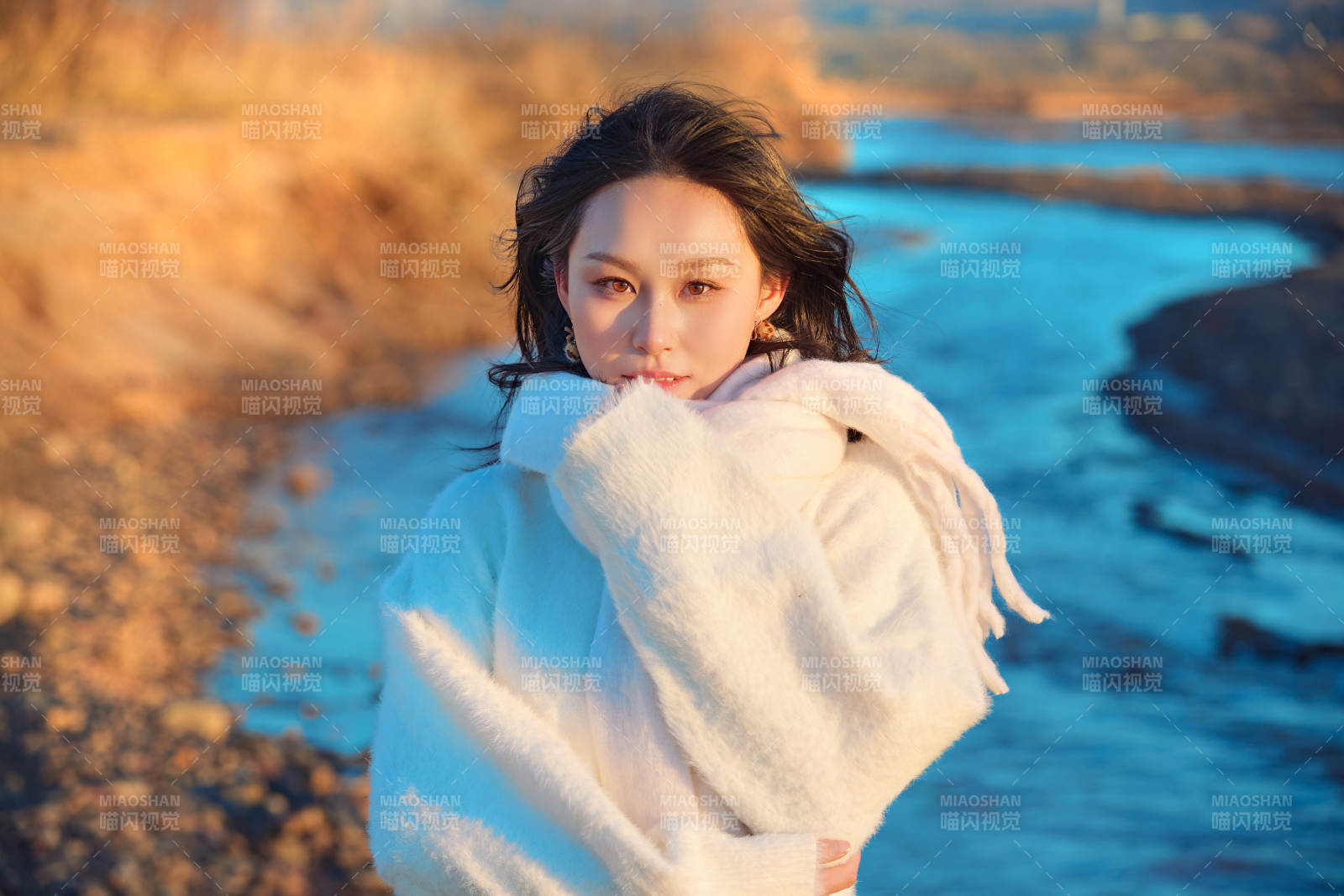 深秋夕陽下在戶外河水邊的東方女性