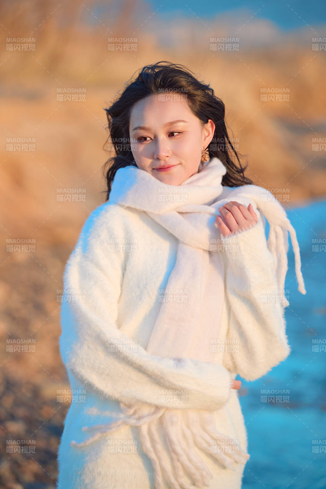 深秋夕阳下在户外河水边的东方女性