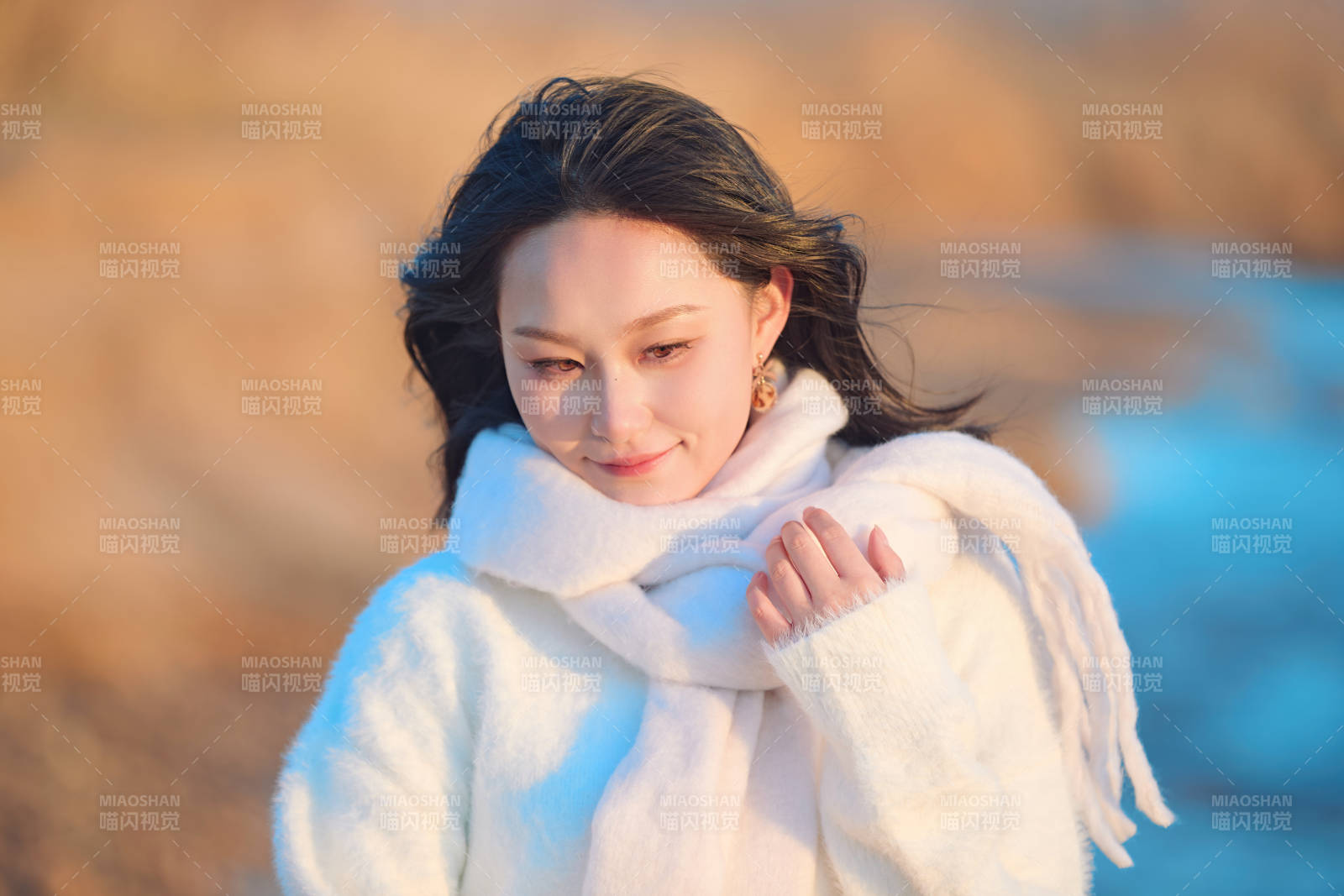 深秋夕阳下在户外河水边的东方女性