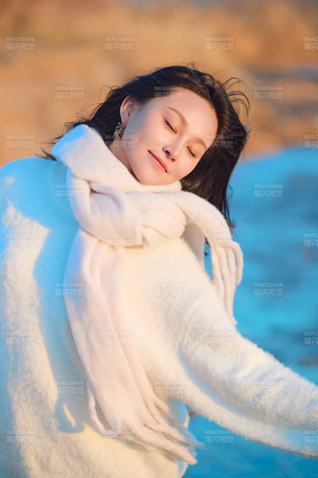 深秋夕阳下在户外河水边的东方女性