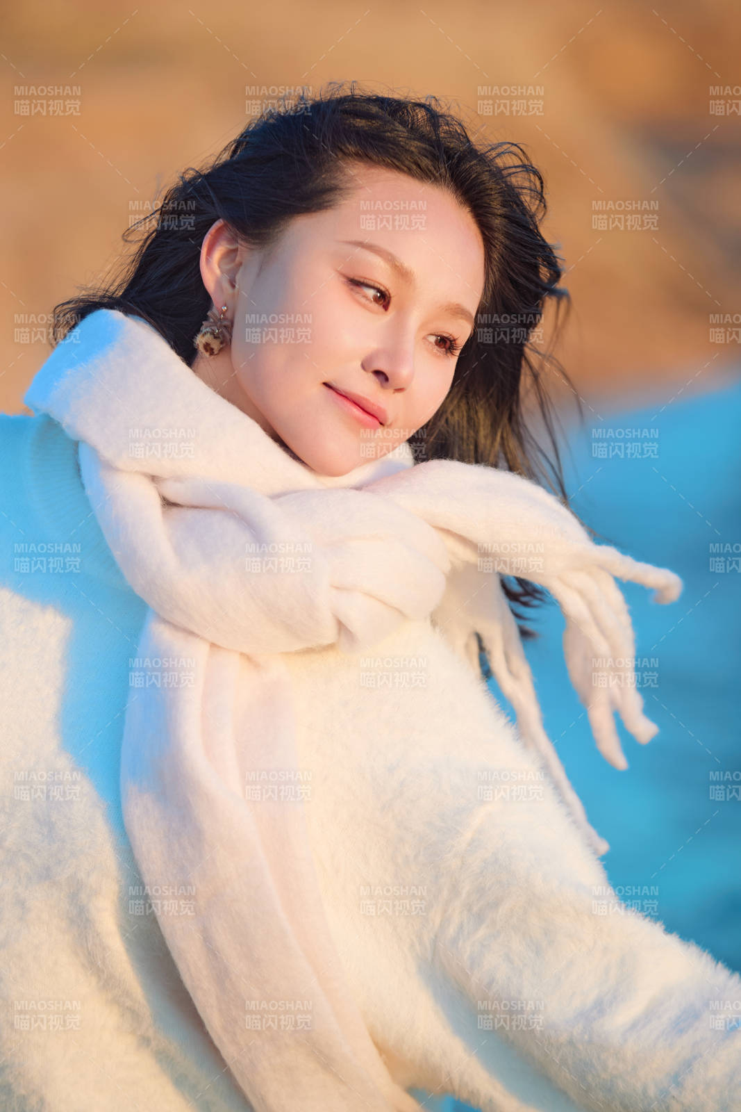 深秋夕阳下在户外河水边的东方女性