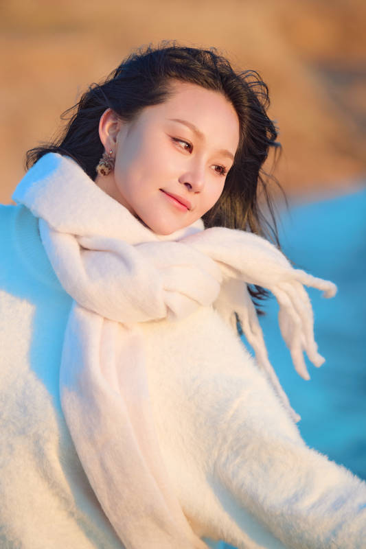 深秋夕阳下在户外河水边的东方女性