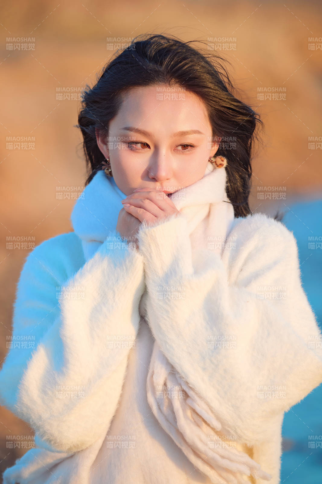 深秋夕阳下在户外河水边的东方女性