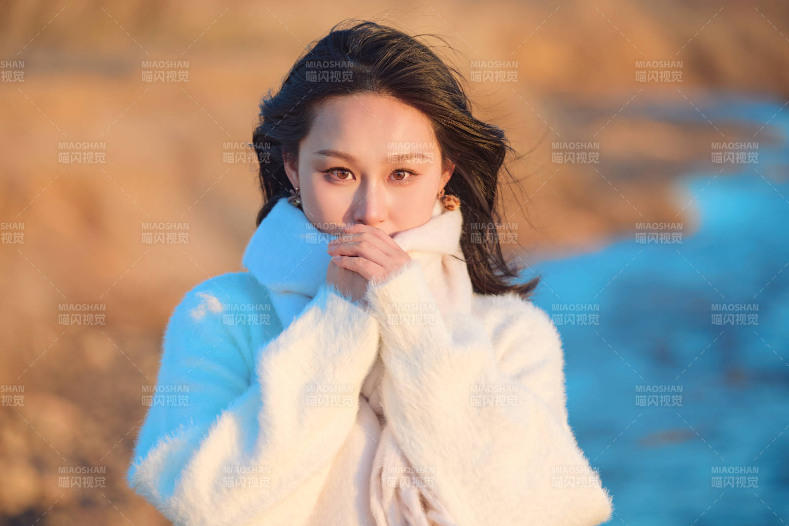 深秋夕陽下在戶外河水邊的東方女性