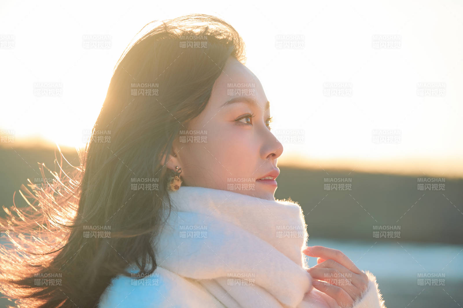 深秋夕阳下在户外河水边的东方女性