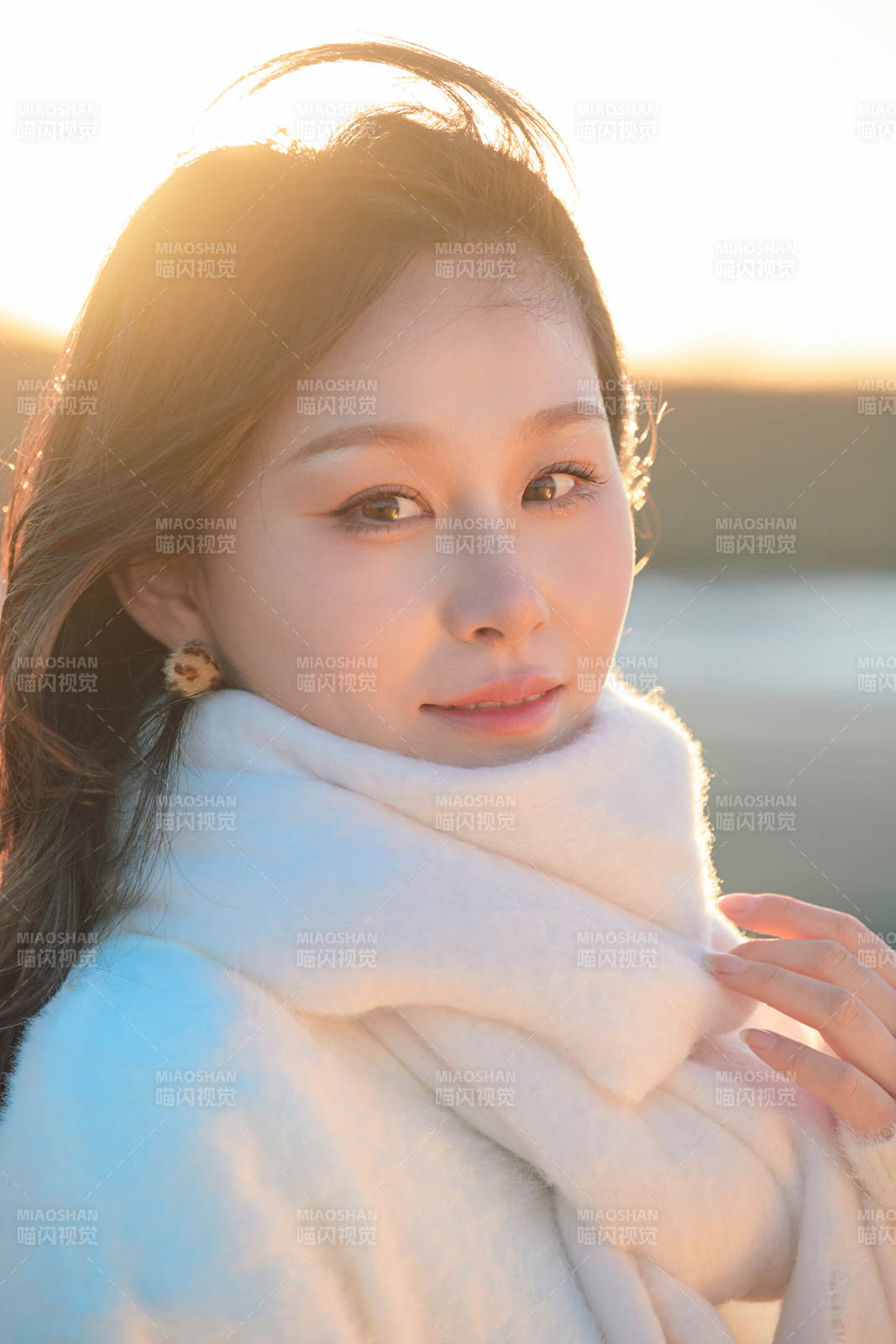 深秋夕阳下在户外河水边的东方女性