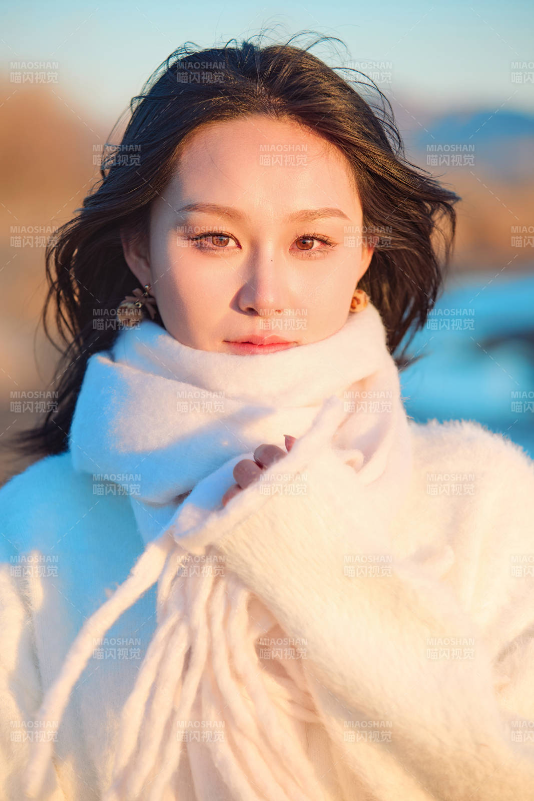 深秋夕阳下在户外河水边的东方女性