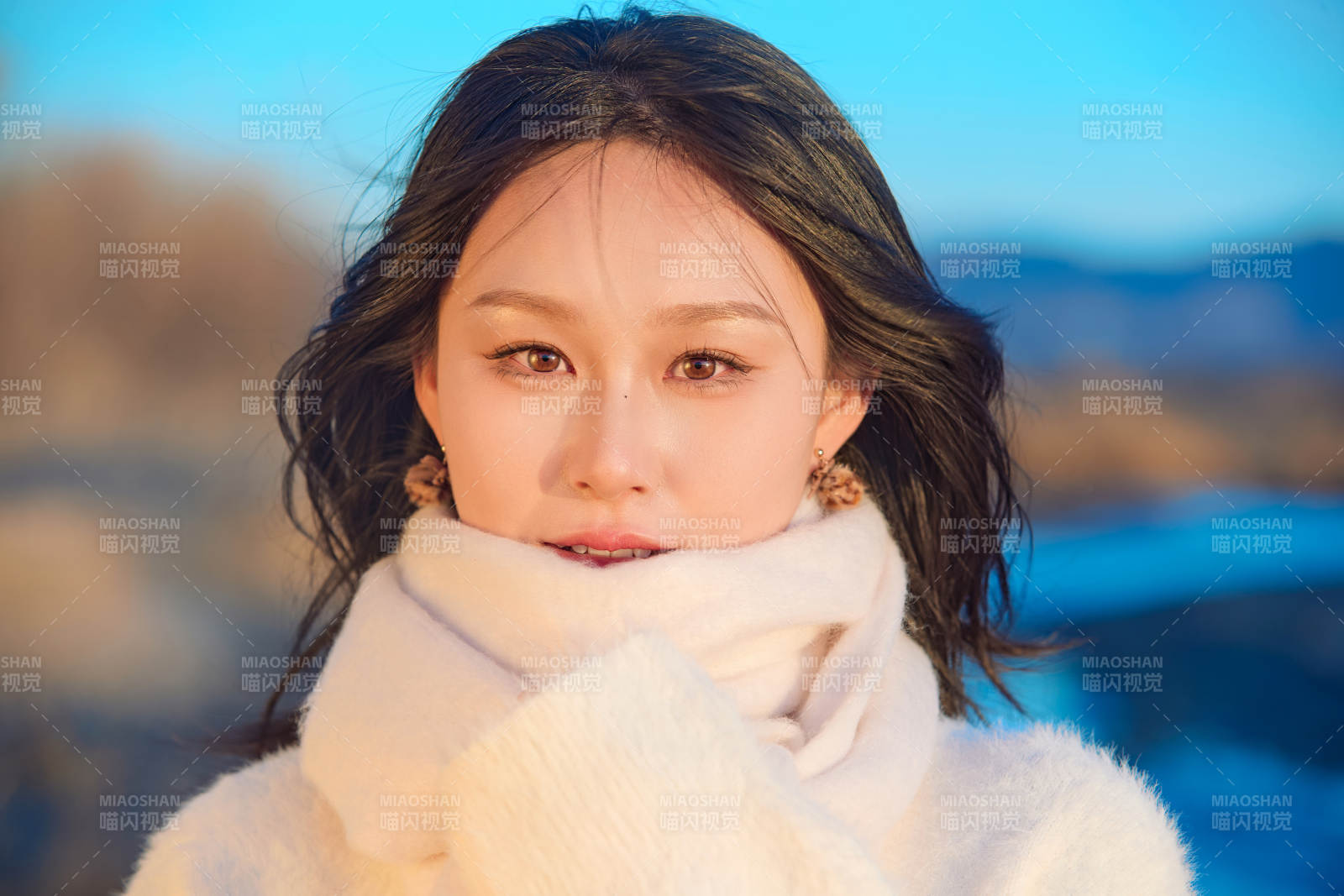 深秋夕阳下在户外河水边的东方女性