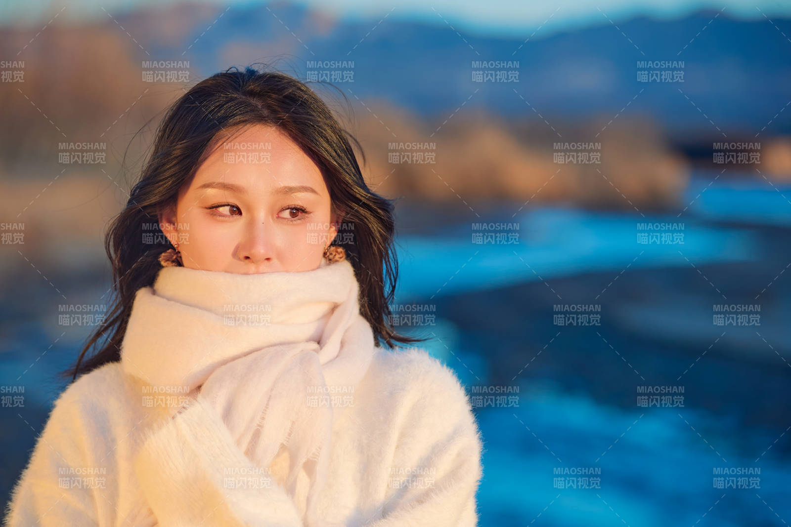 深秋夕阳下在户外河水边的东方女性