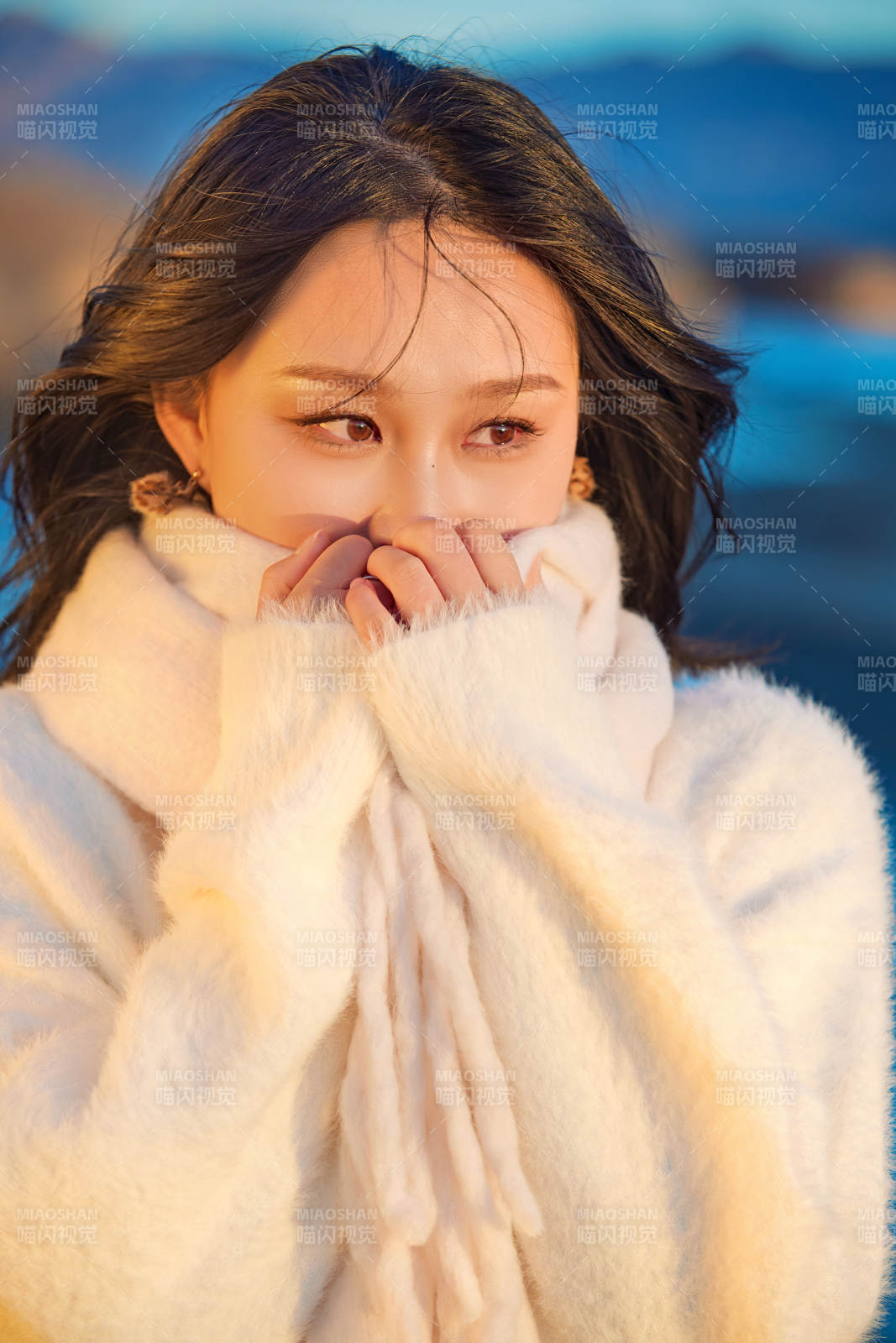 深秋夕阳下在户外河水边的东方女性