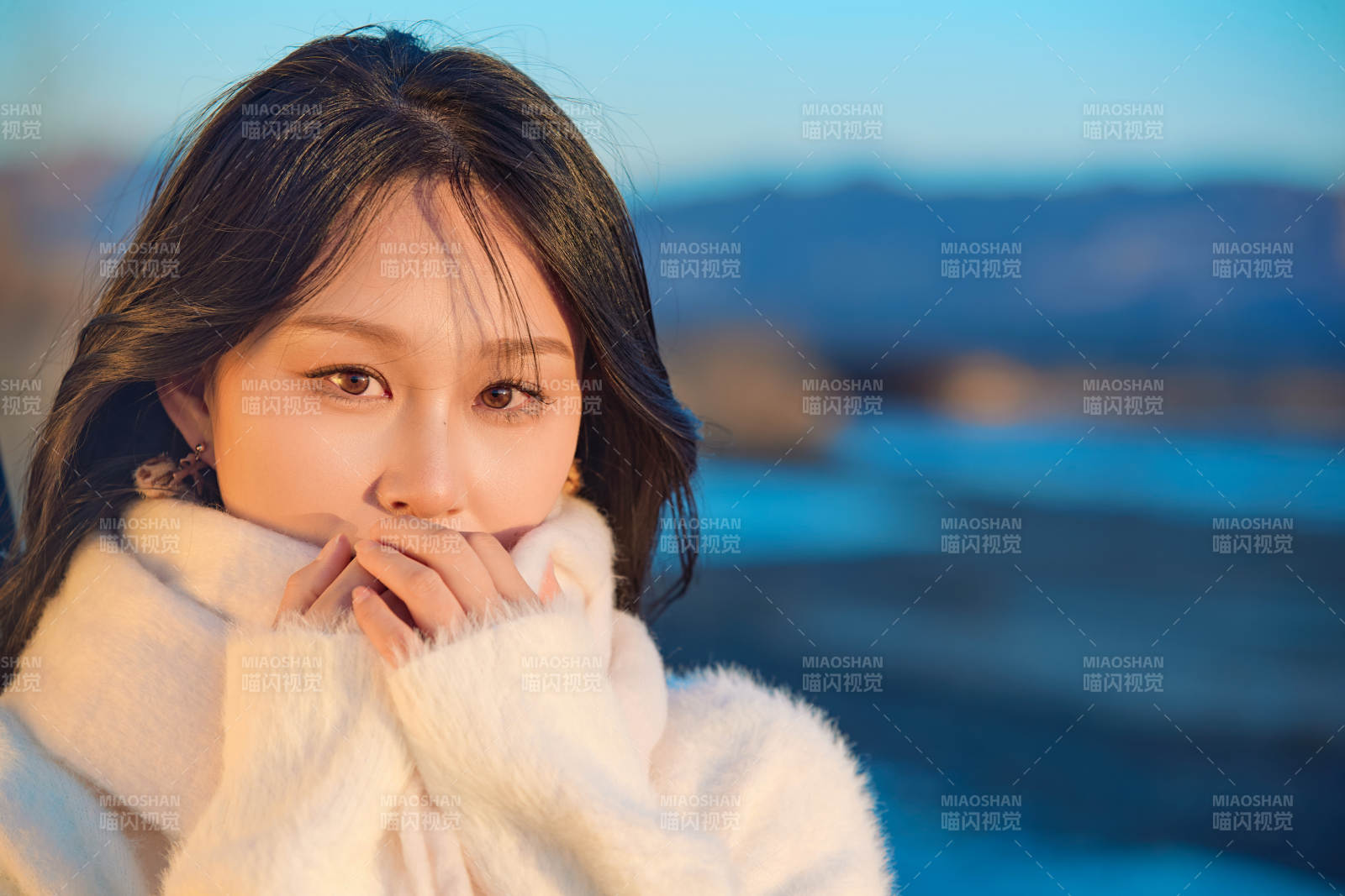 深秋夕阳下在户外河水边的东方女性