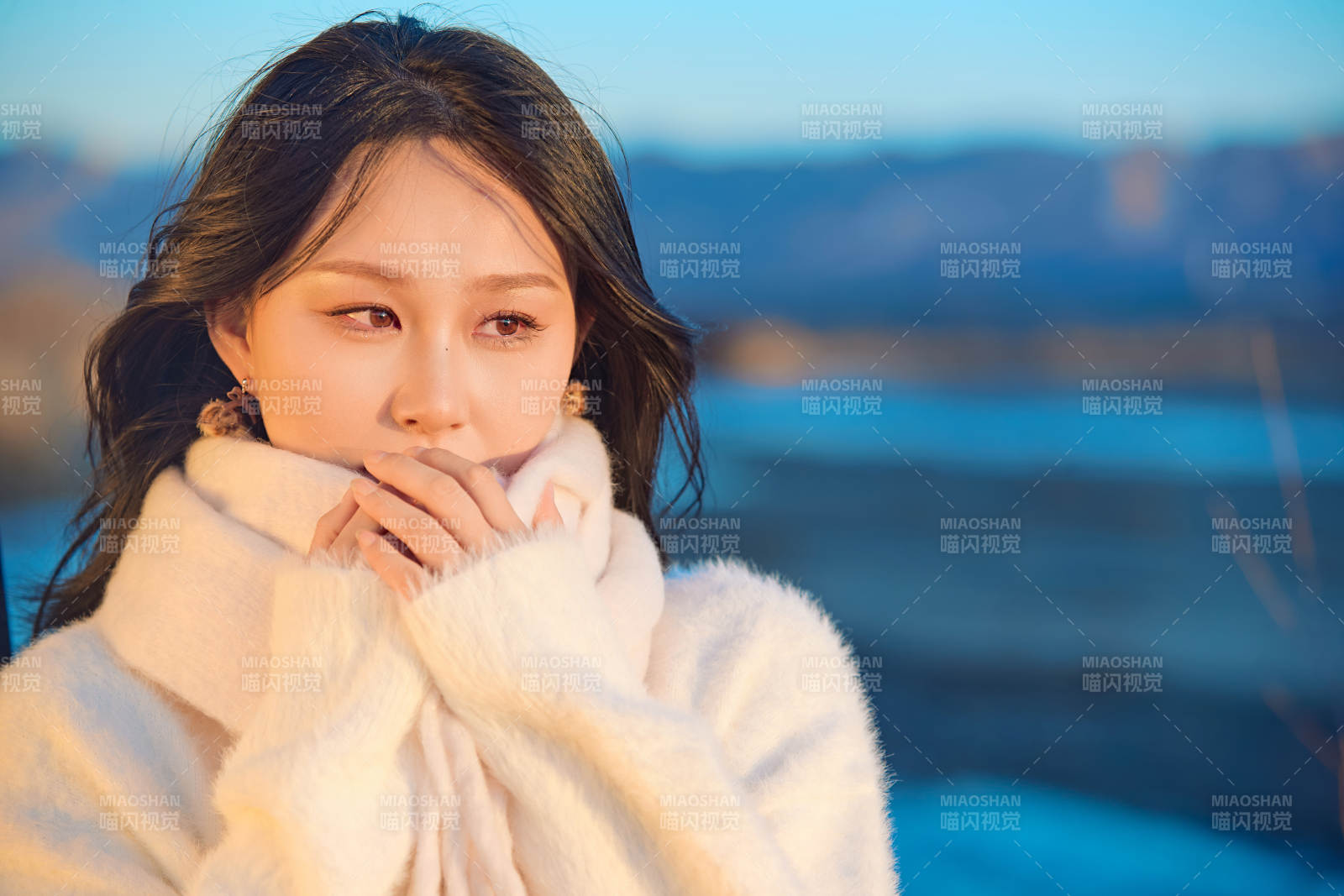 深秋夕阳下在户外河水边的东方女性