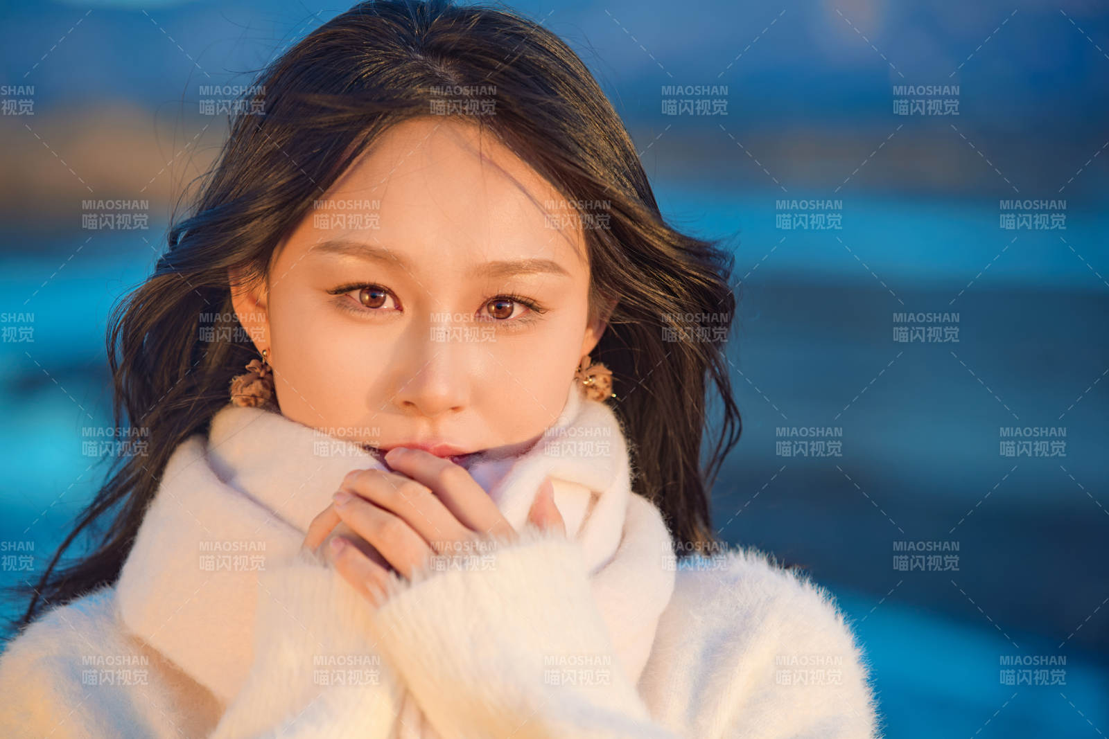 深秋夕阳下在户外河水边的东方女性