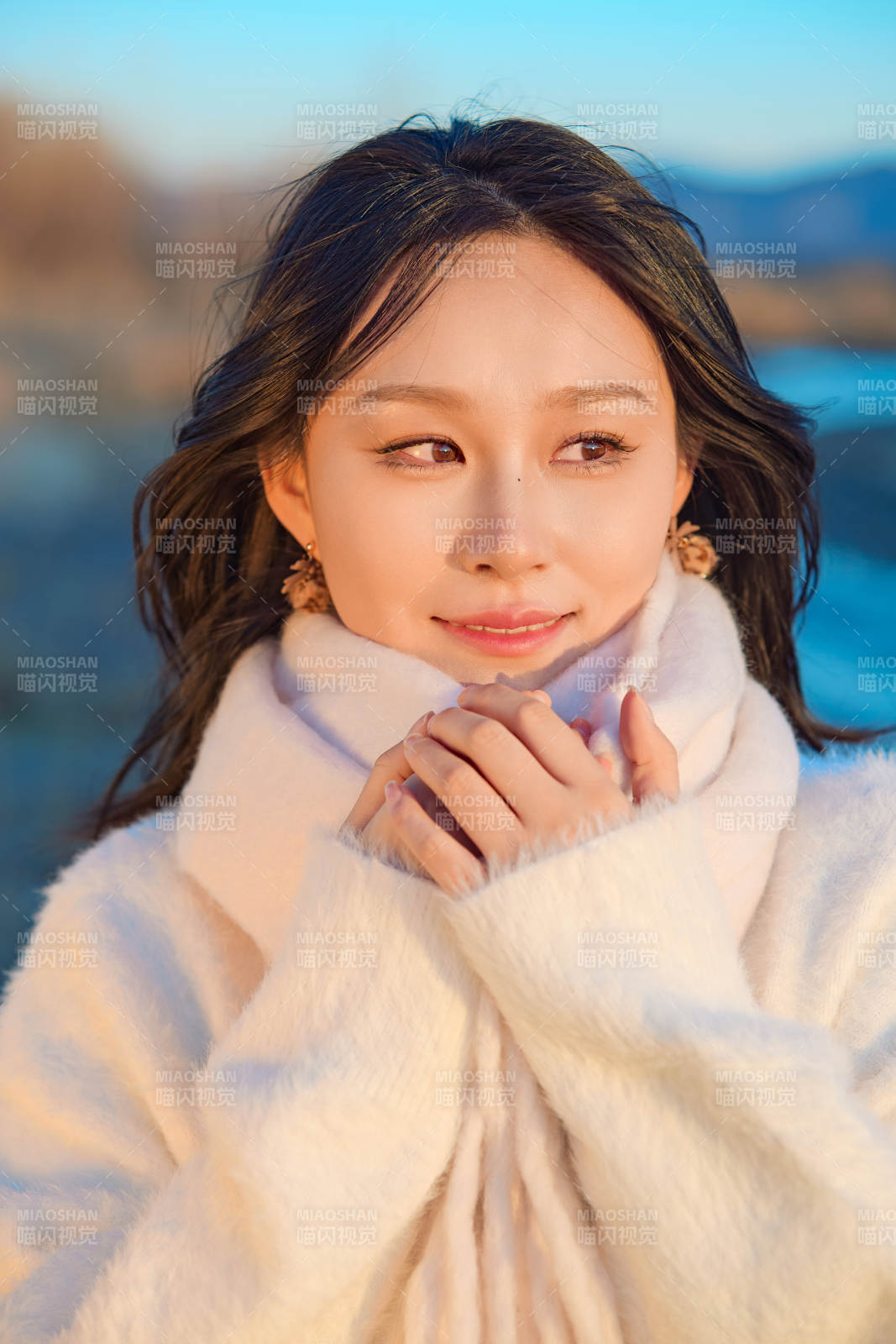 深秋夕阳下在户外河水边的东方女性