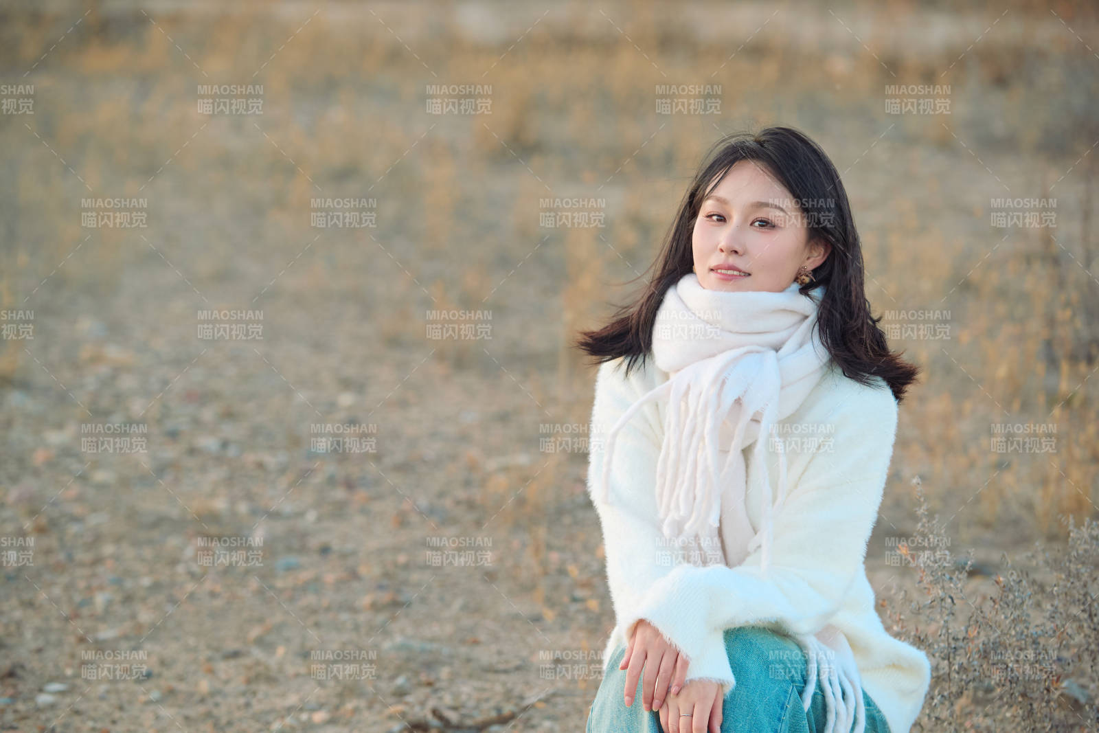 秋天在夕阳下的原野河边拍照的美女