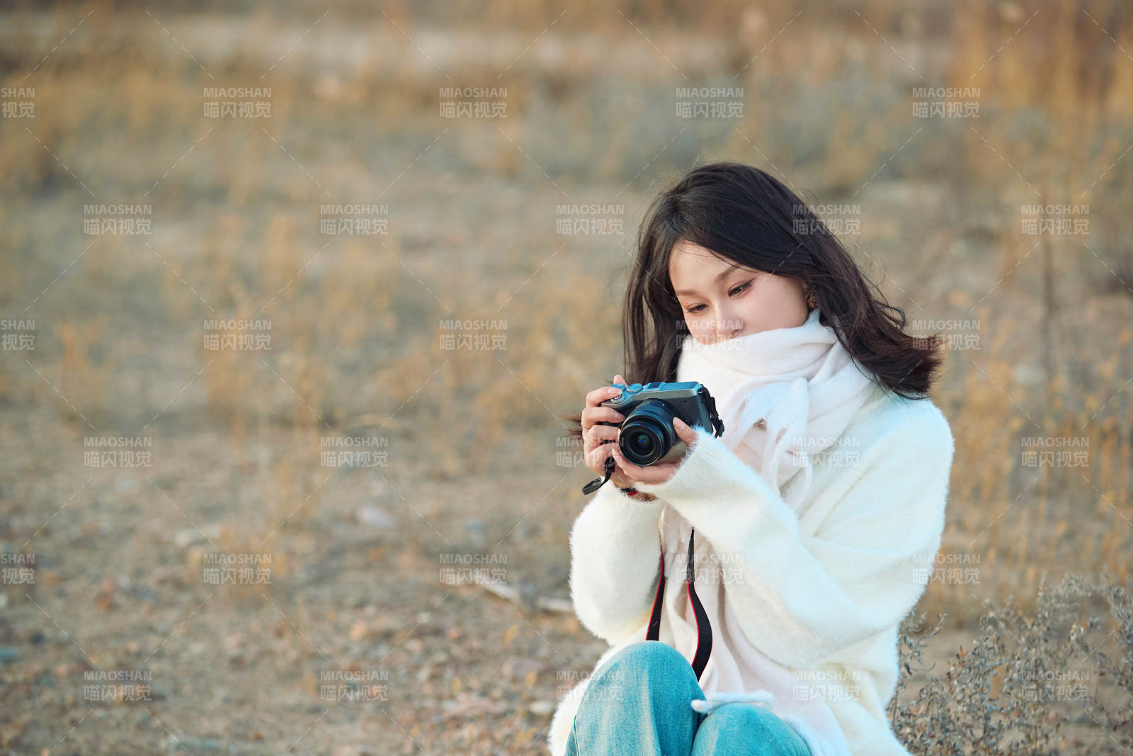 深秋户外手持相机的亚洲女性摄影师