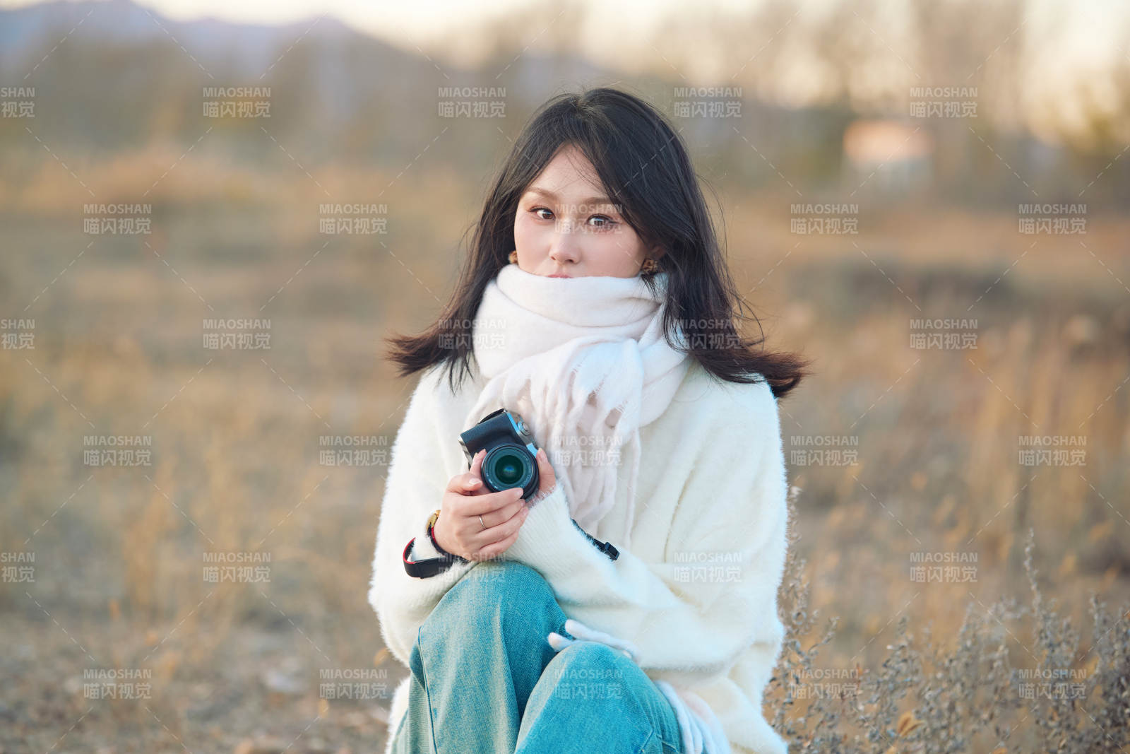 深秋户外手持相机的亚洲女性摄影师