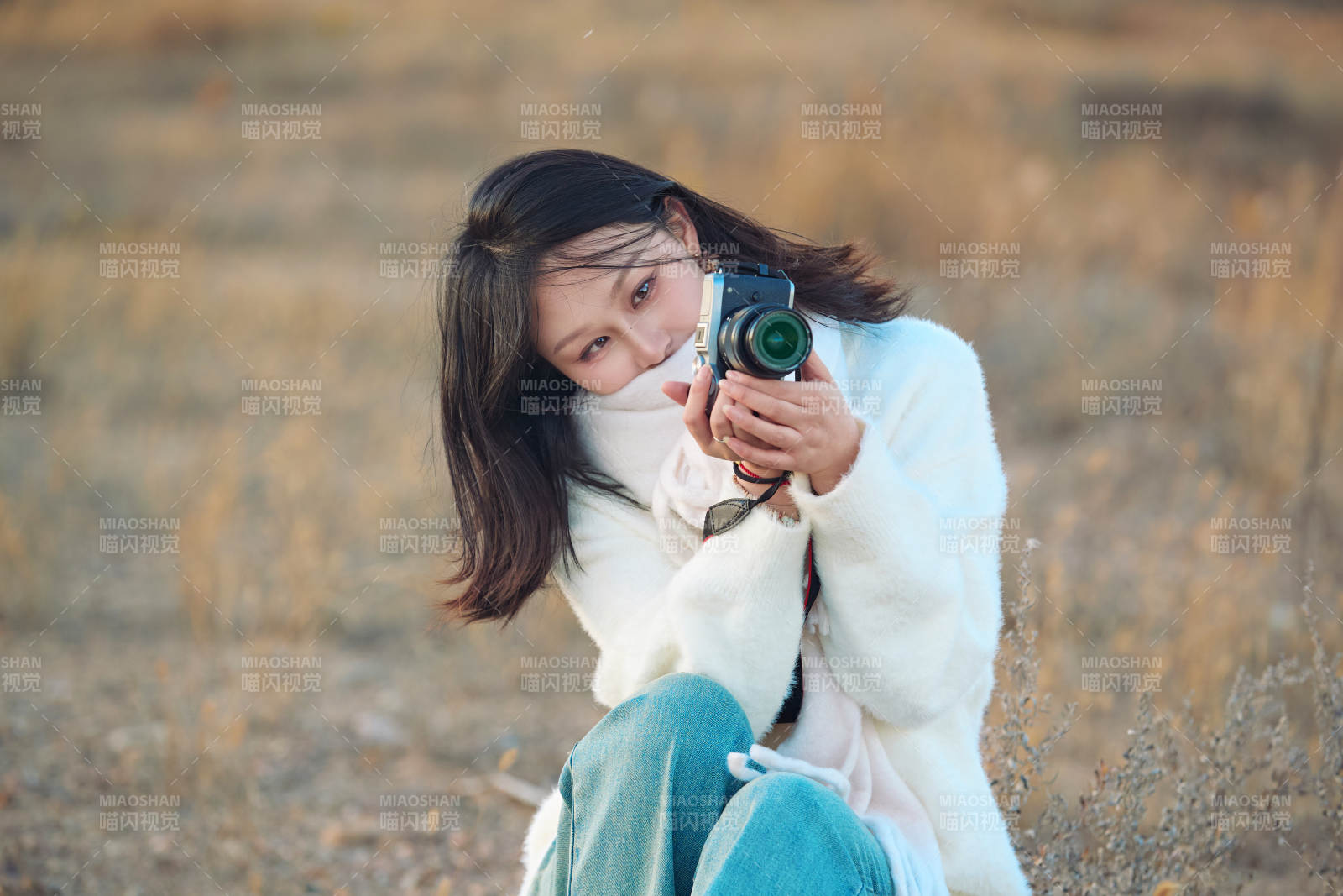 深秋户外手持相机的亚洲女性摄影师