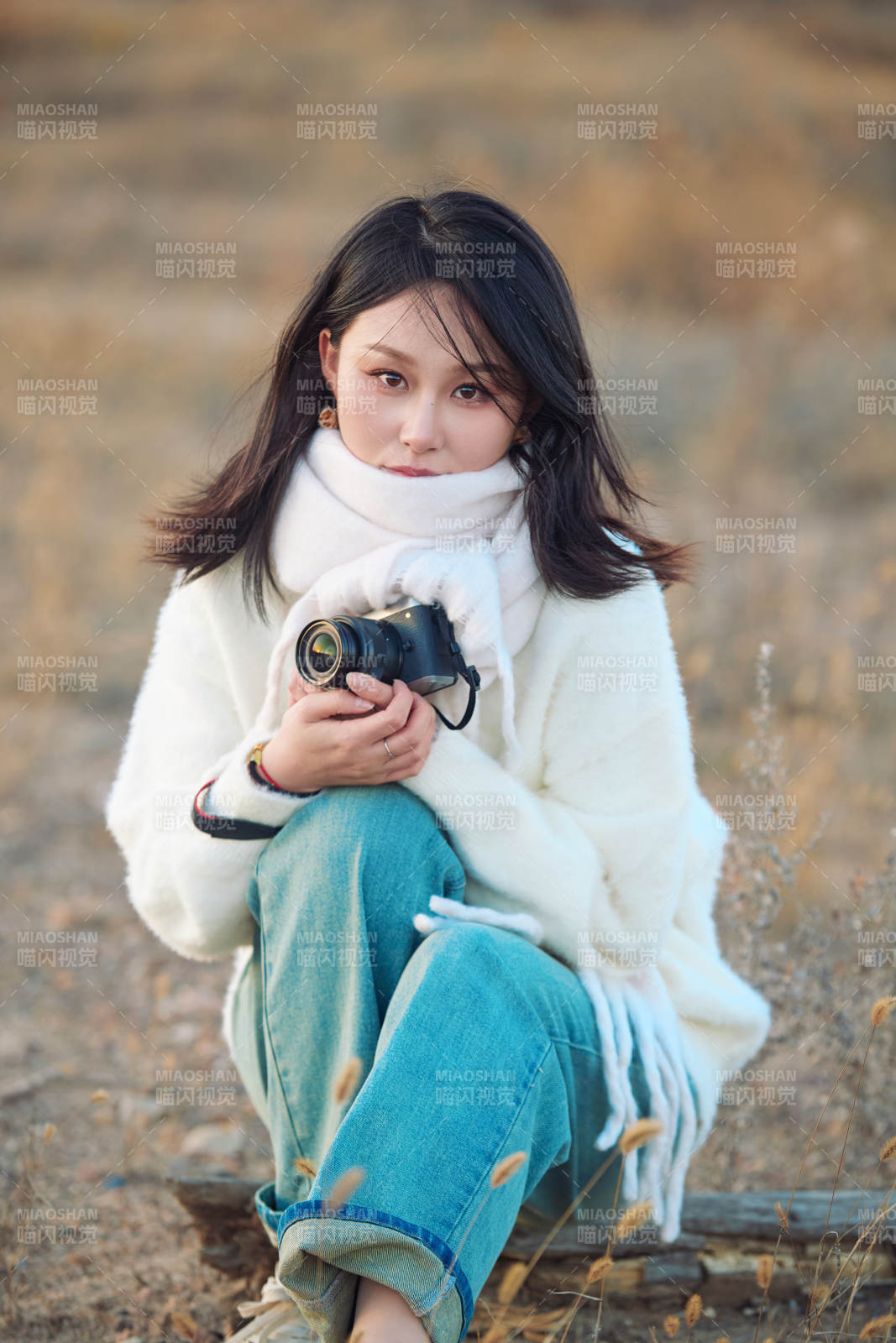 深秋户外手持相机的亚洲女性摄影师