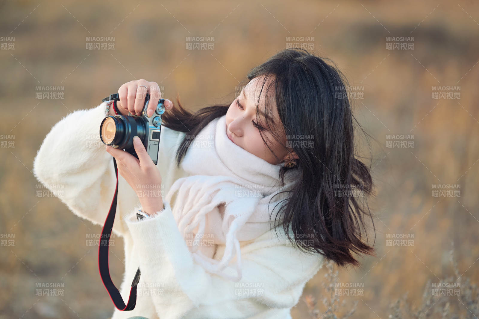 深秋户外手持相机的亚洲女性摄影师