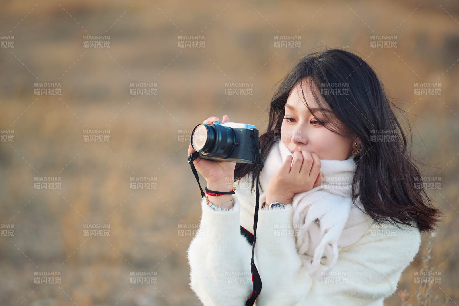 深秋户外手持相机的亚洲女性摄影师