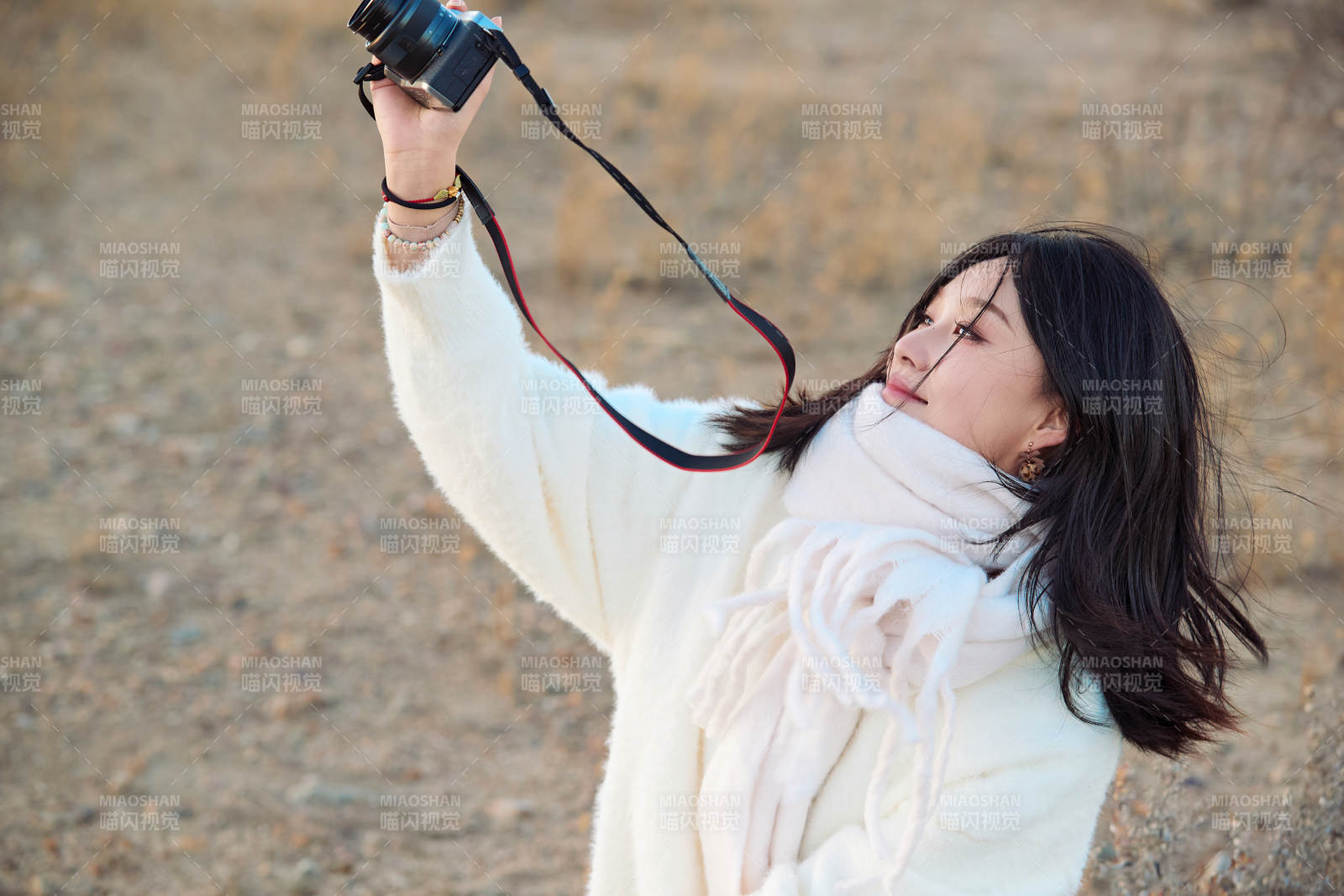 深秋户外手持相机的亚洲女性摄影师