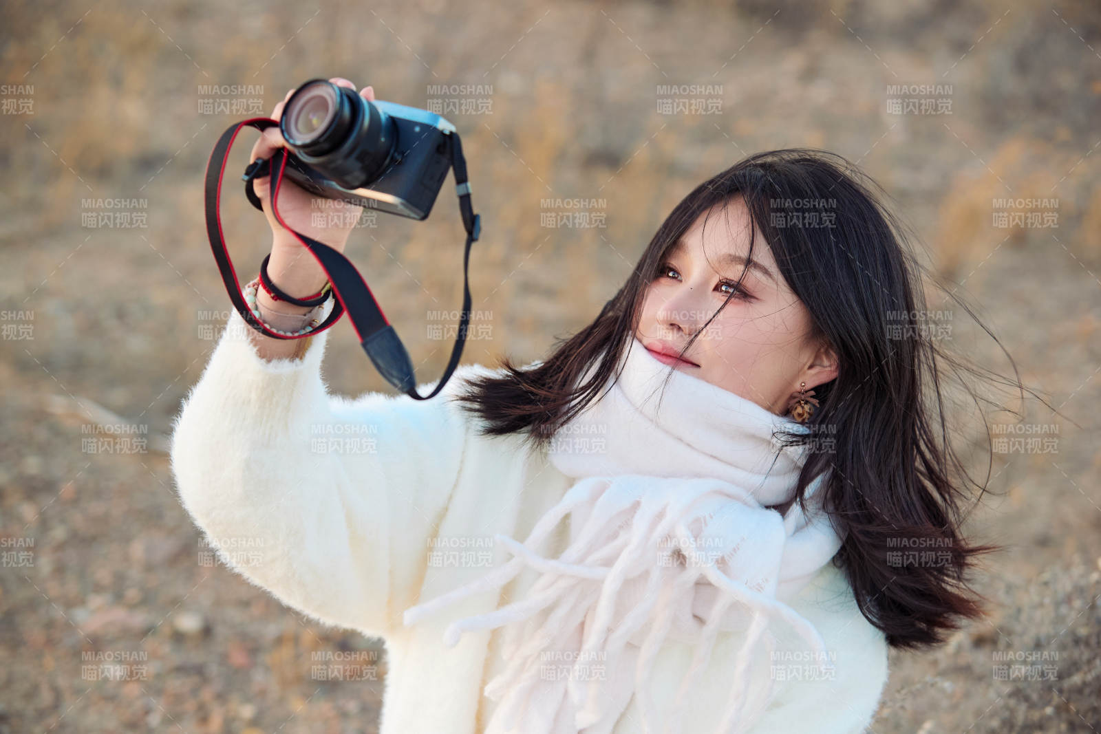 深秋户外手持相机的亚洲女性摄影师