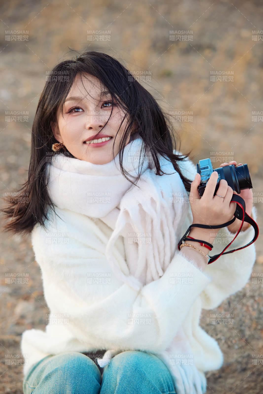 深秋户外手持相机的亚洲女性摄影师