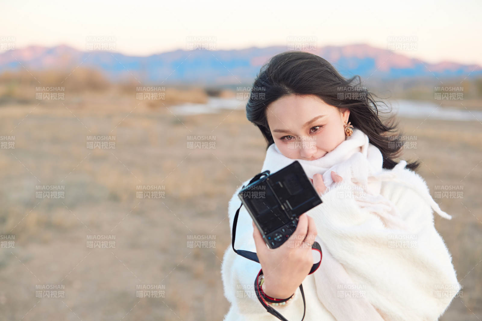 秋天夕阳下手持相机自拍的亚洲美女